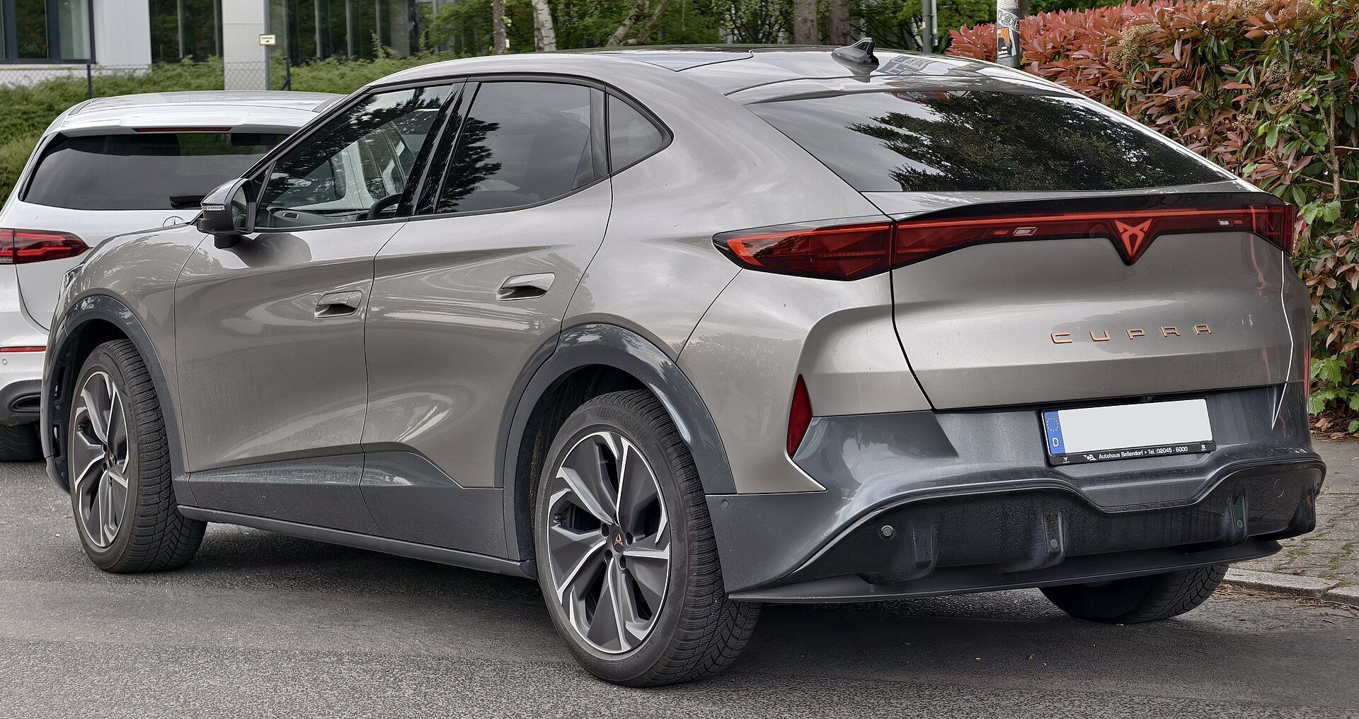 CUPRA Tavascan Endurance arkadan üç çeyrek görünüm