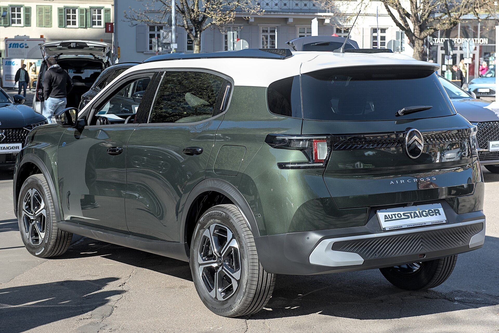 Yeşil Citroën ë-C3 Aircross, arka sol çapraz görünüm
