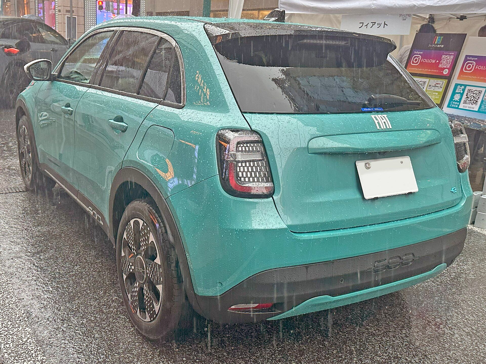 Yeşil Fiat 600e La Prima, arka görünüm