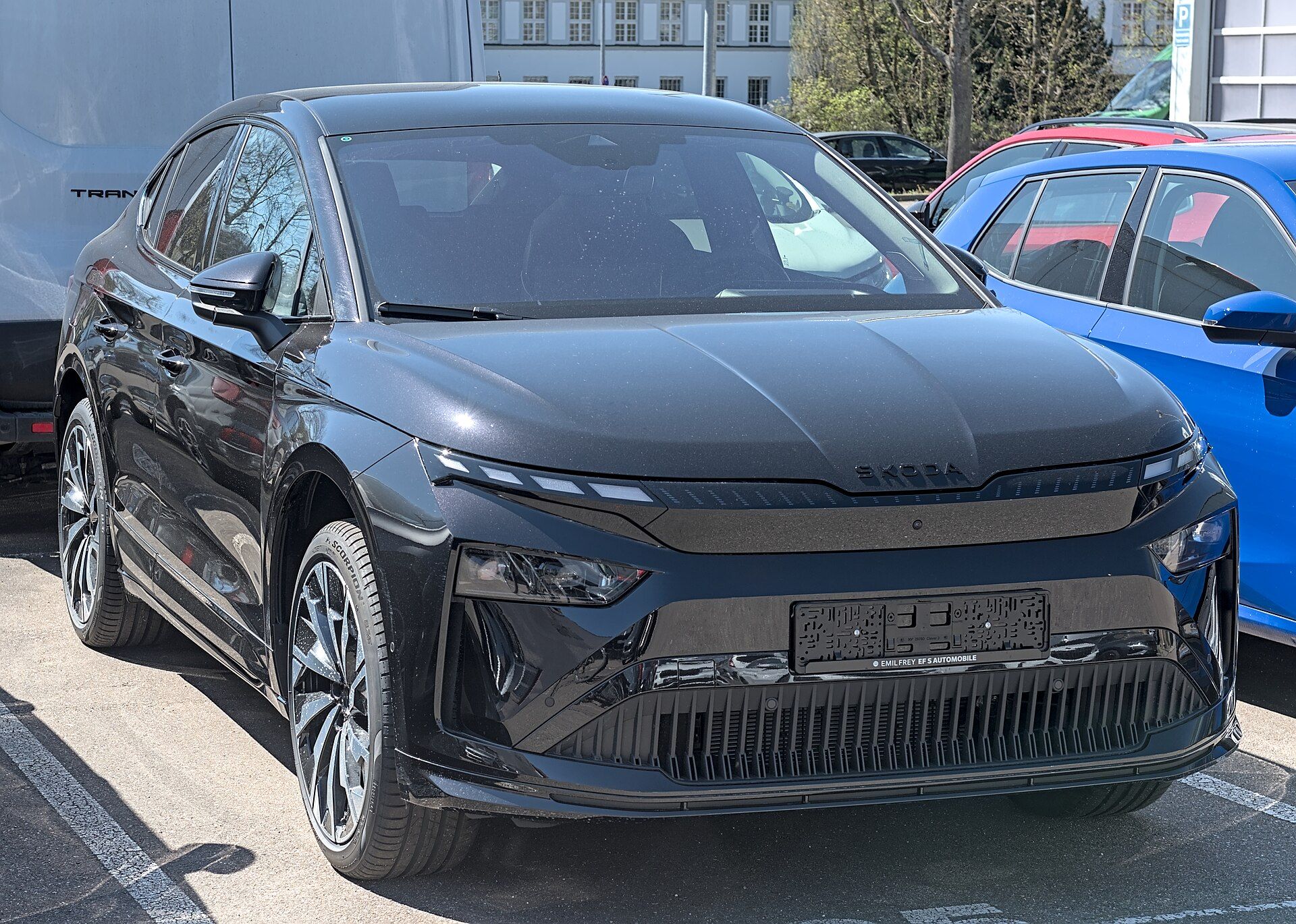 Škoda Enyaq Coupé (2025 facelift) siyah, önden üç çeyrek görünüm