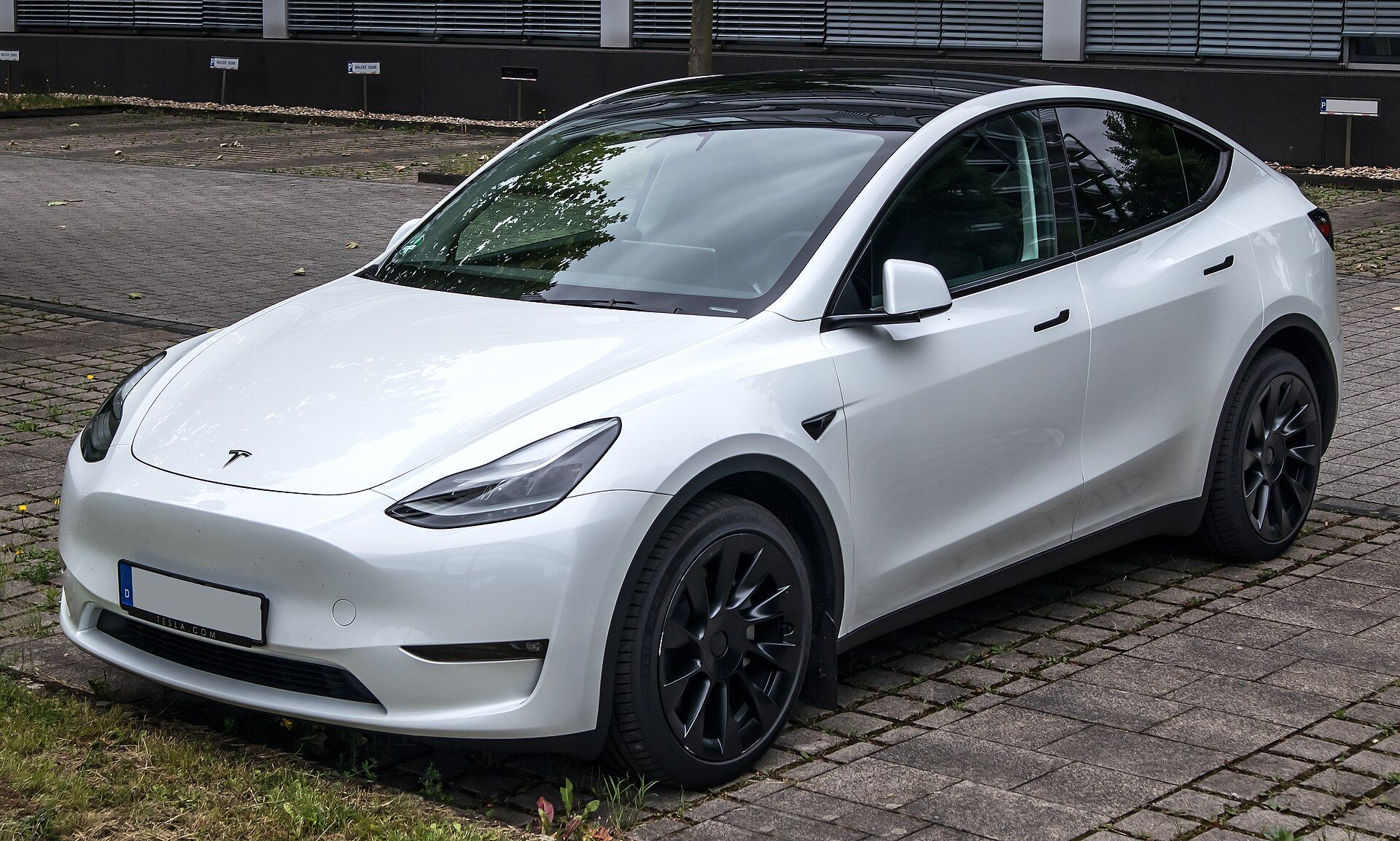 Beyaz Tesla Model Y Long Range (2020–2025 kasa), ön sol çapraz görünüm
