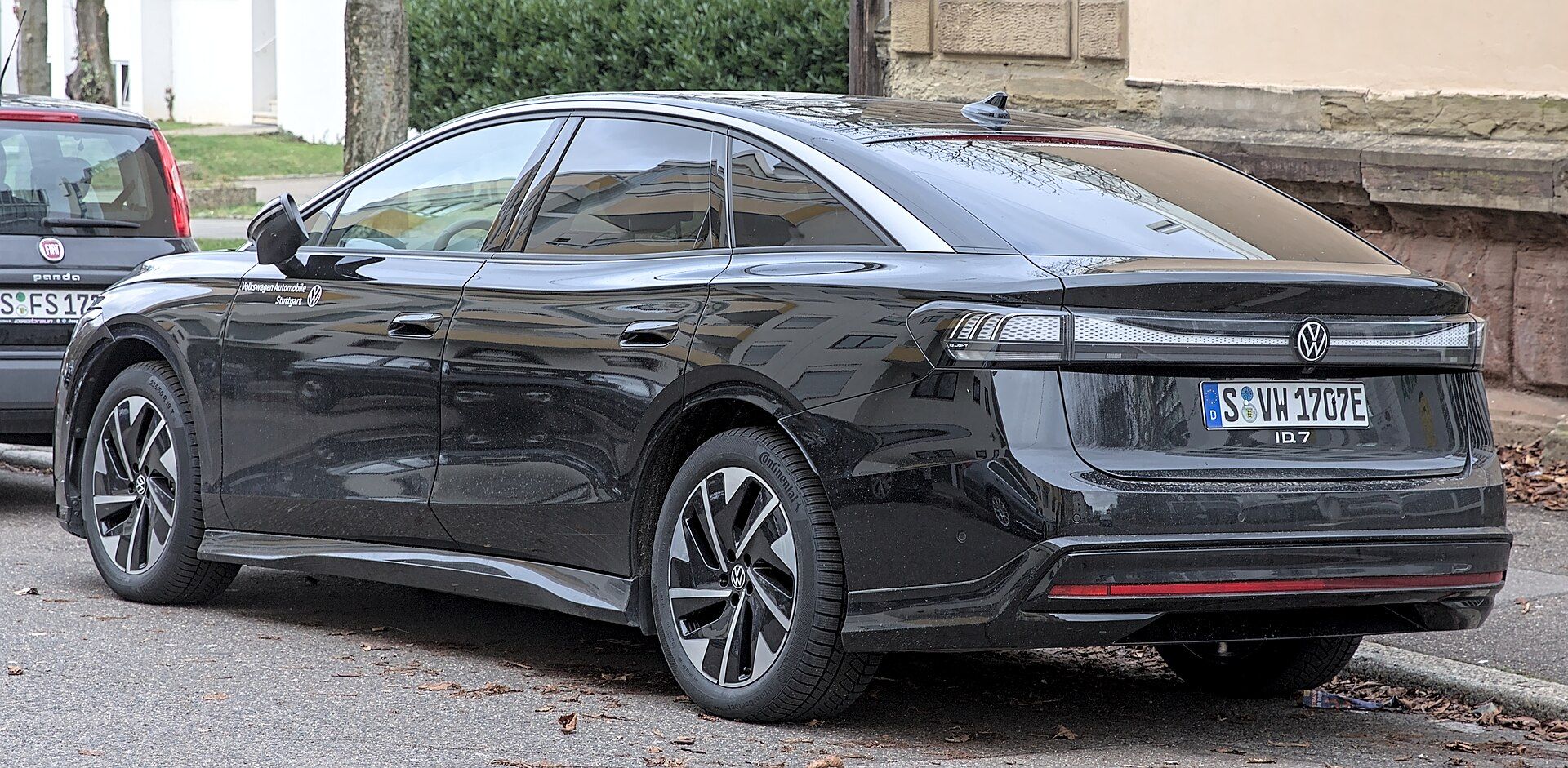 Volkswagen ID.7 siyah, arkadan üç çeyrek görünüm