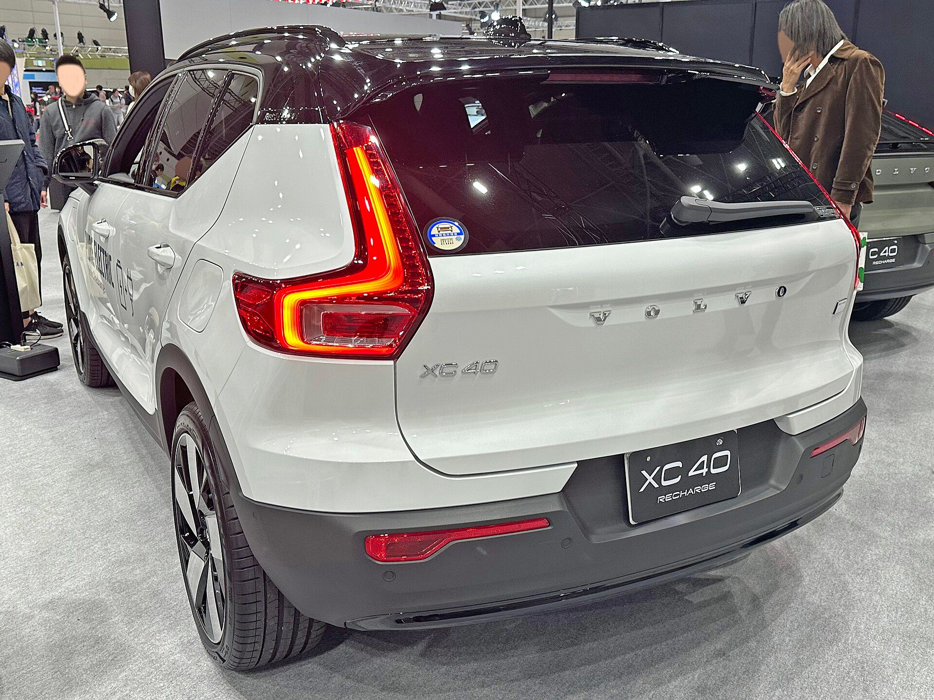 Volvo EX40 (facelift) arkadan üç çeyrek görünüm