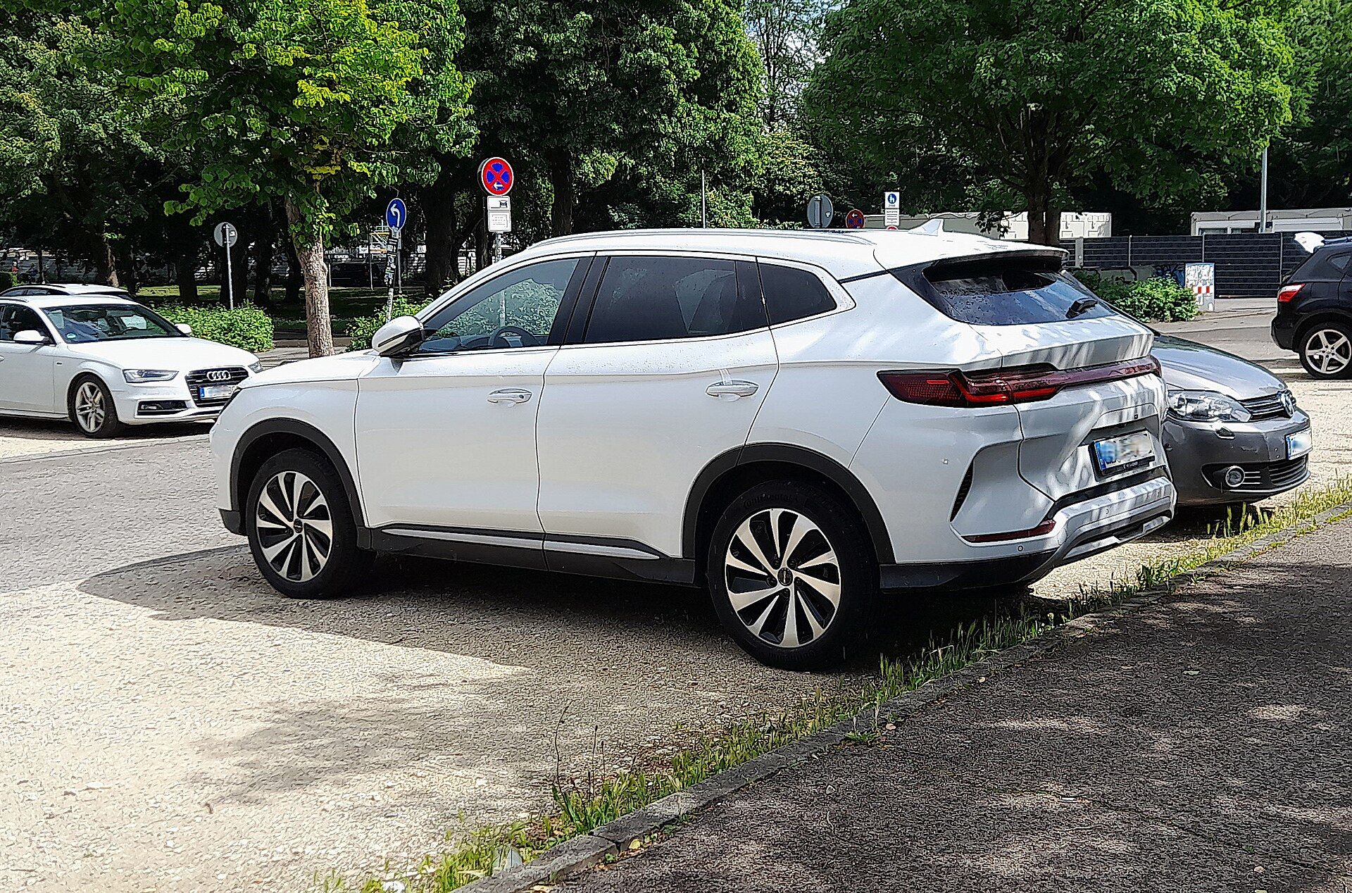 Beyaz BYD Seal U EV, arka çapraz görünüm