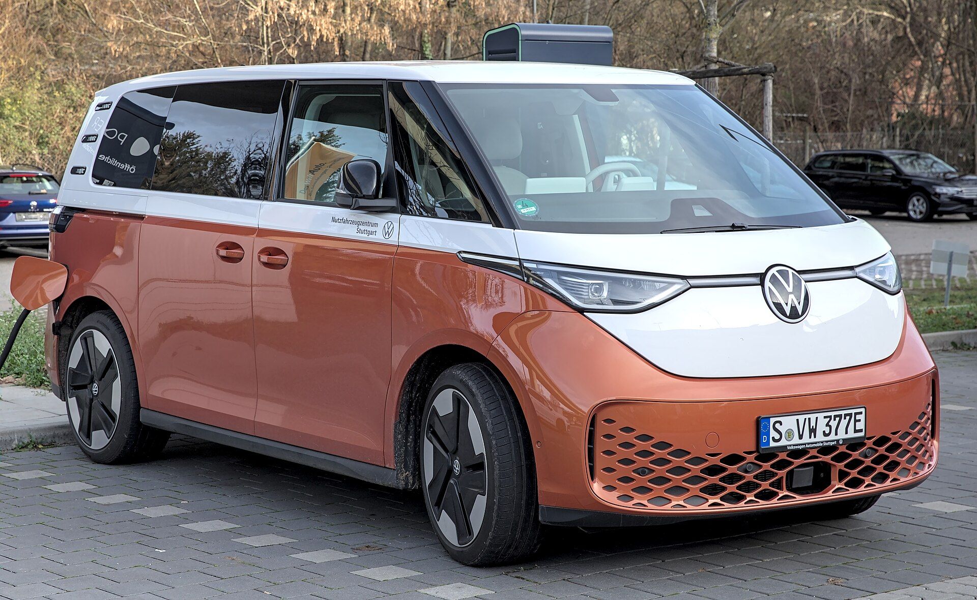 Volkswagen ID. Buzz turuncu-beyaz, önden üç çeyrek görünüm