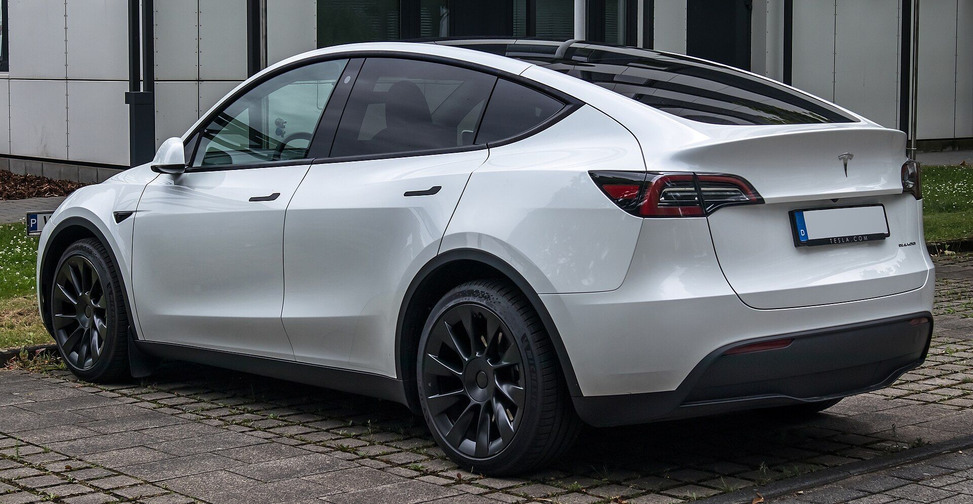 Beyaz Tesla Model Y Long Range (2020–2025 kasa), arka çapraz görünüm