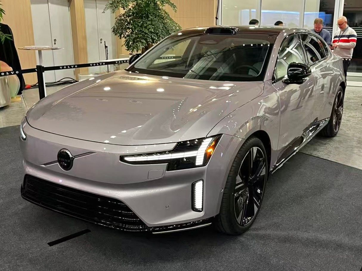 Volvo ES90 önden üç çeyrek görünüm