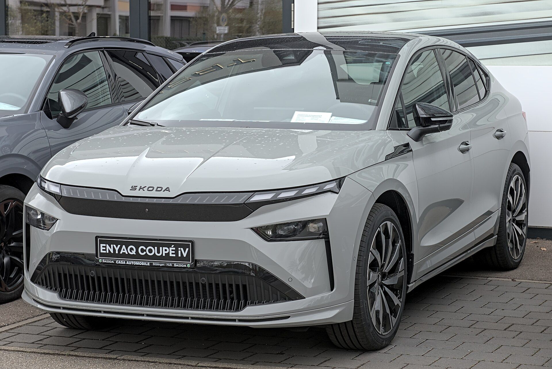 Škoda Enyaq Coupé (2025 facelift) gümüş, önden üç çeyrek görünüm