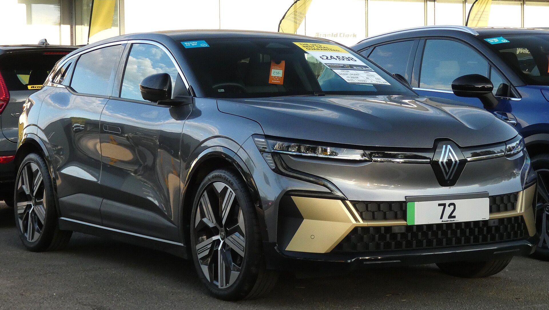 Gri Renault Megane E-Tech Launch Edition (60kWh/220hp), ön çapraz görünüm