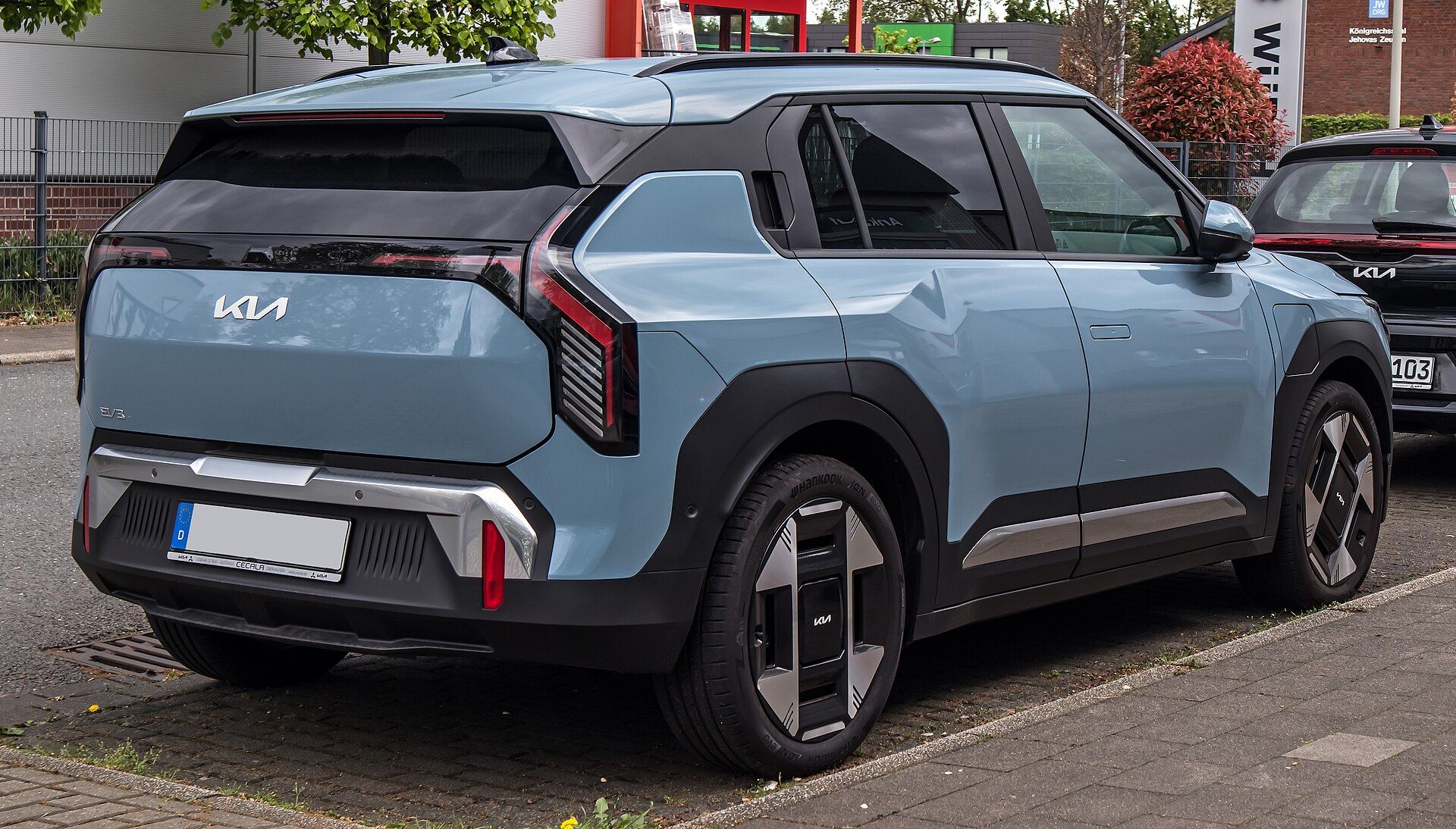 Kia EV3 Earth arkadan üç çeyrek görünüm