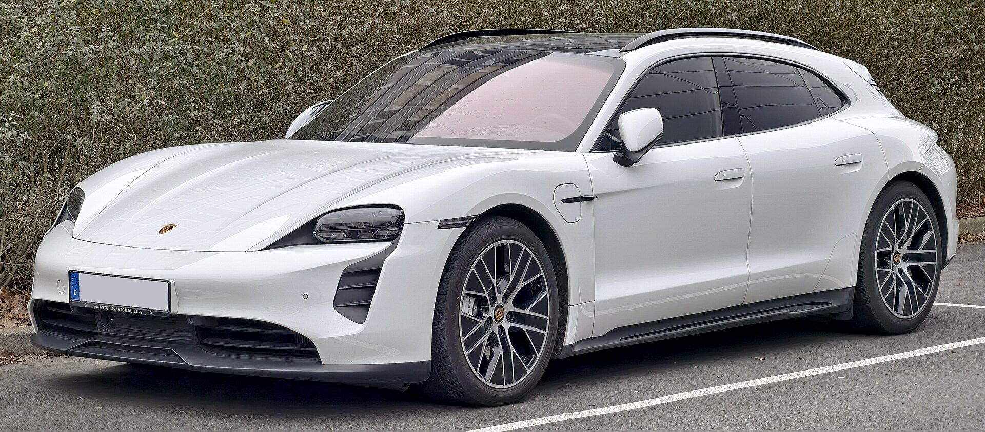 Porsche Taycan Sport Turismo (2024 yüz güncellemesi), ön çapraz görünüm