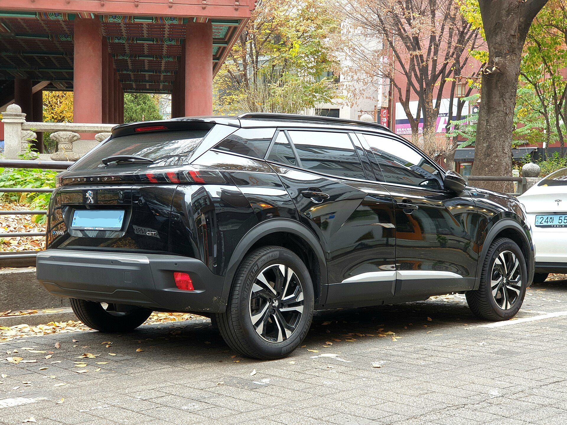 Onyx Siyah Peugeot e-2008 GT (2019–2023 kasa), arka çapraz görünüm
