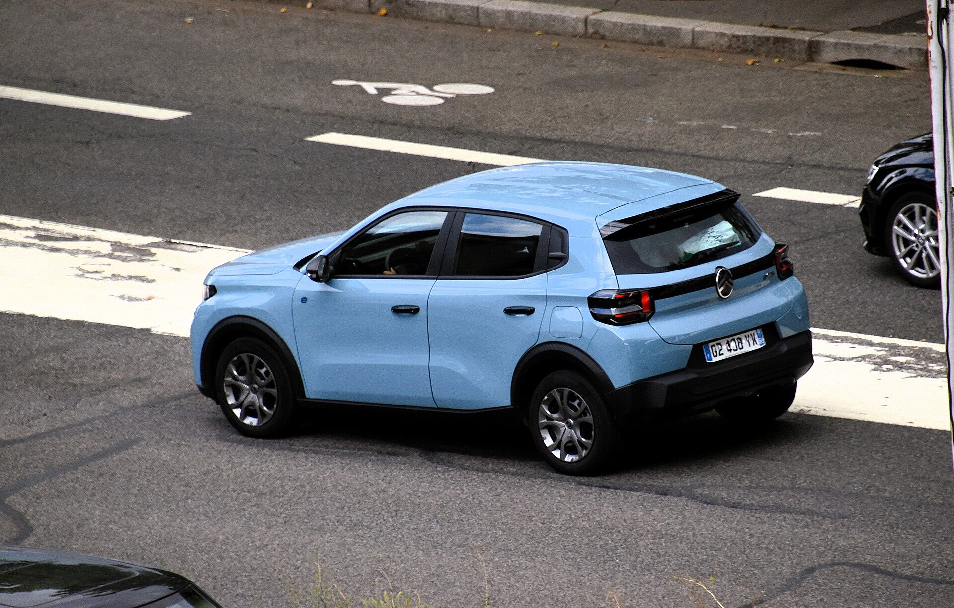 Açık mavi Citroën ë-C3, yan görünüm (şehir trafiği)