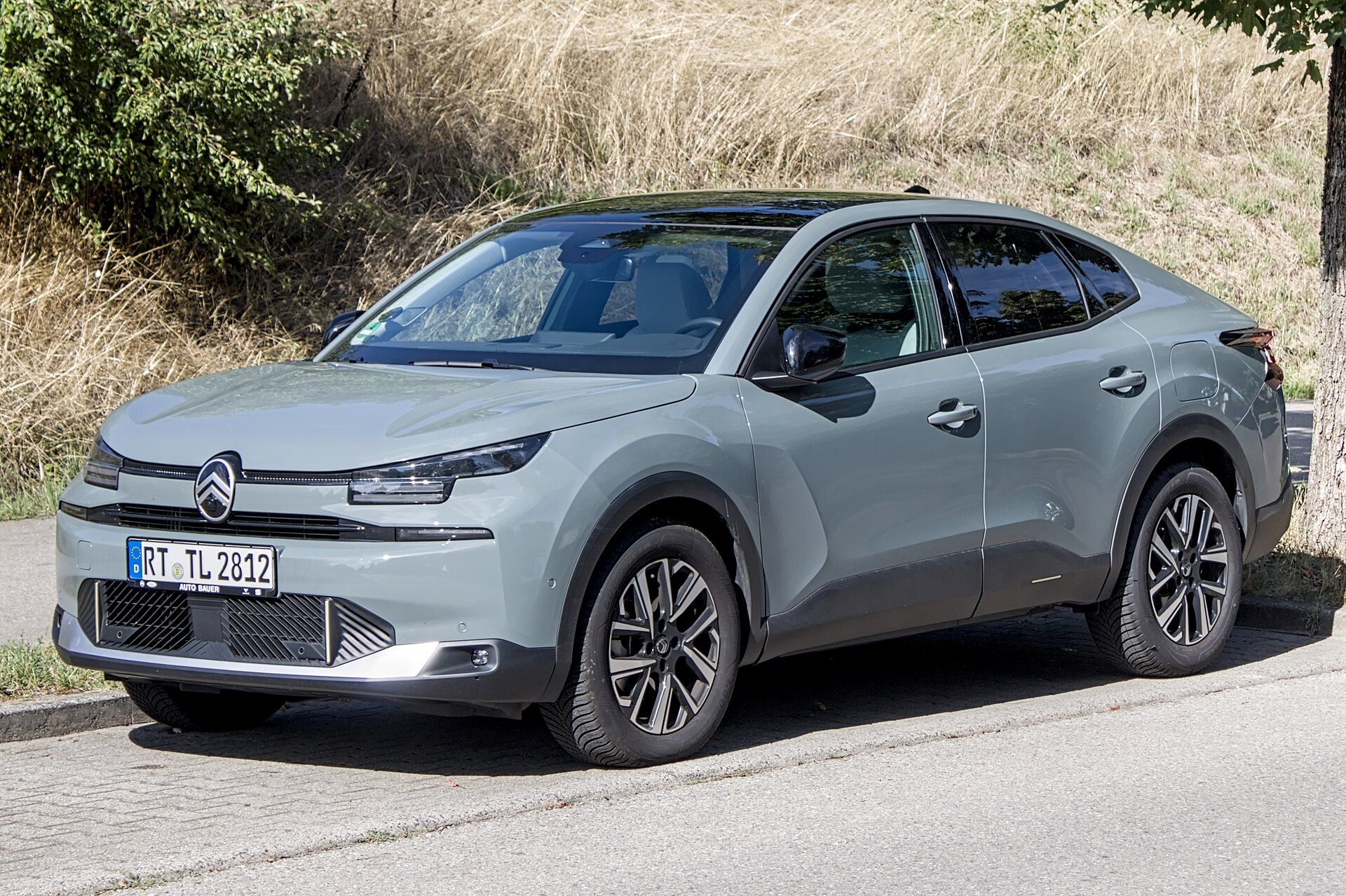 Gri makyajlı Citroën C4 X (2025), ön sol çapraz görünüm