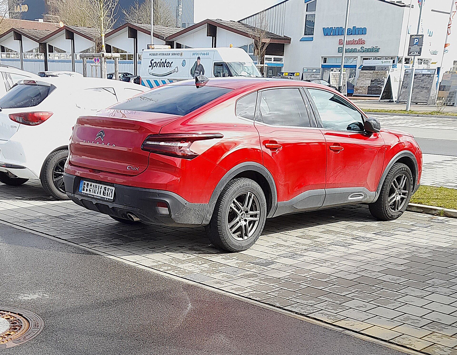 Kırmızı makyajlı Citroën C4 X, arka sağ çapraz görünüm
