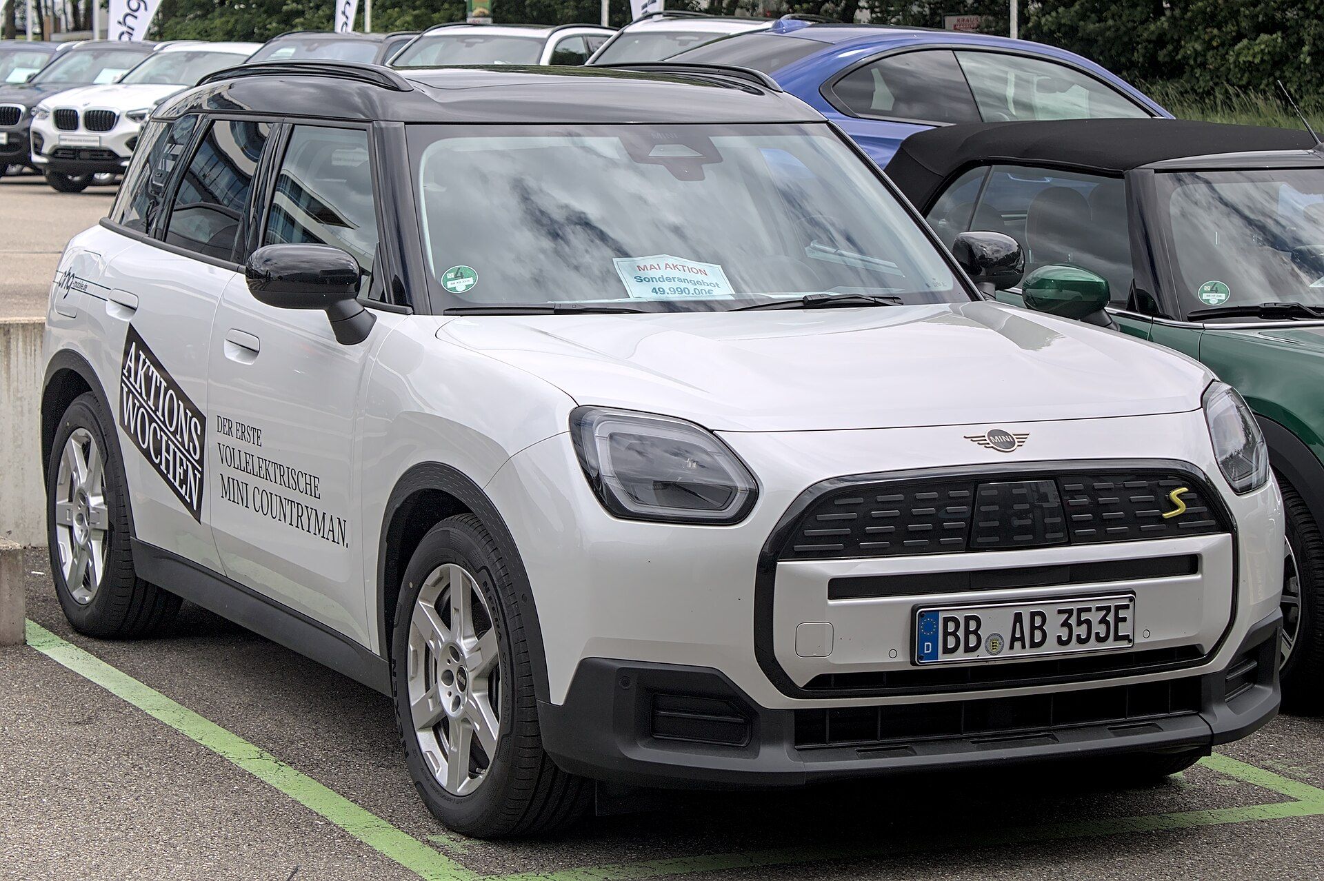 Beyaz MINI Countryman SE ALL4 (U25), ön sol çapraz görünüm