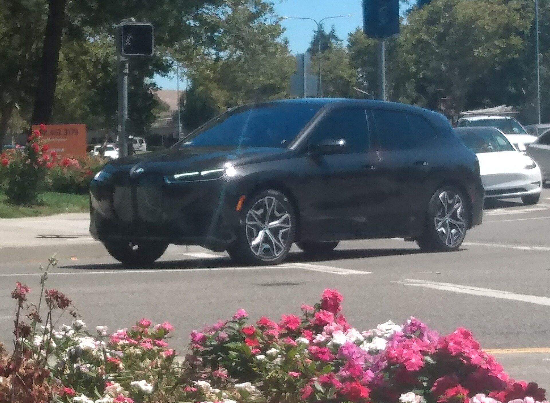 BMW iX, önden görünüm