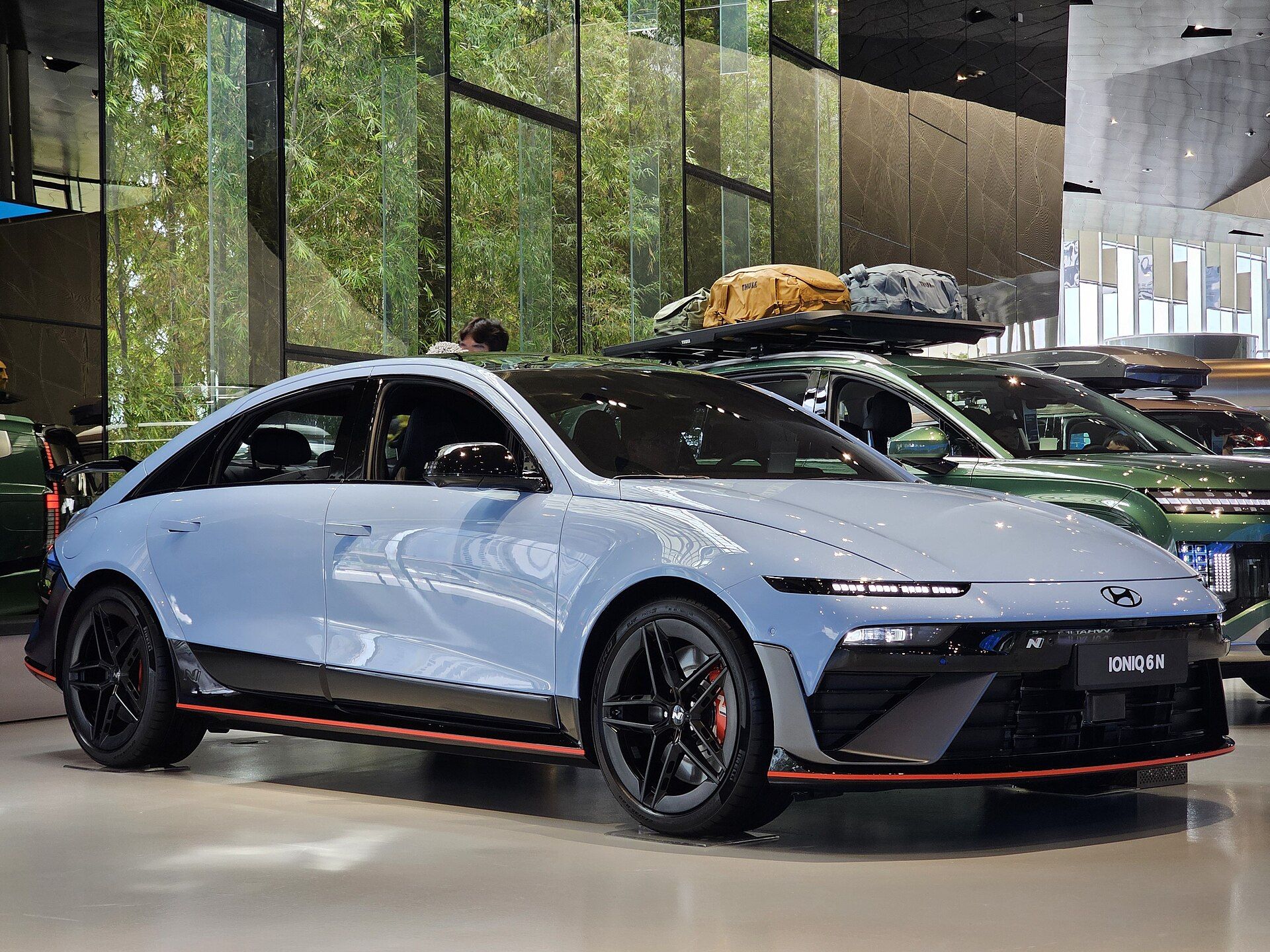 Performance Blue renkli Hyundai IONIQ 6 N, ön üç çeyrek görünüm