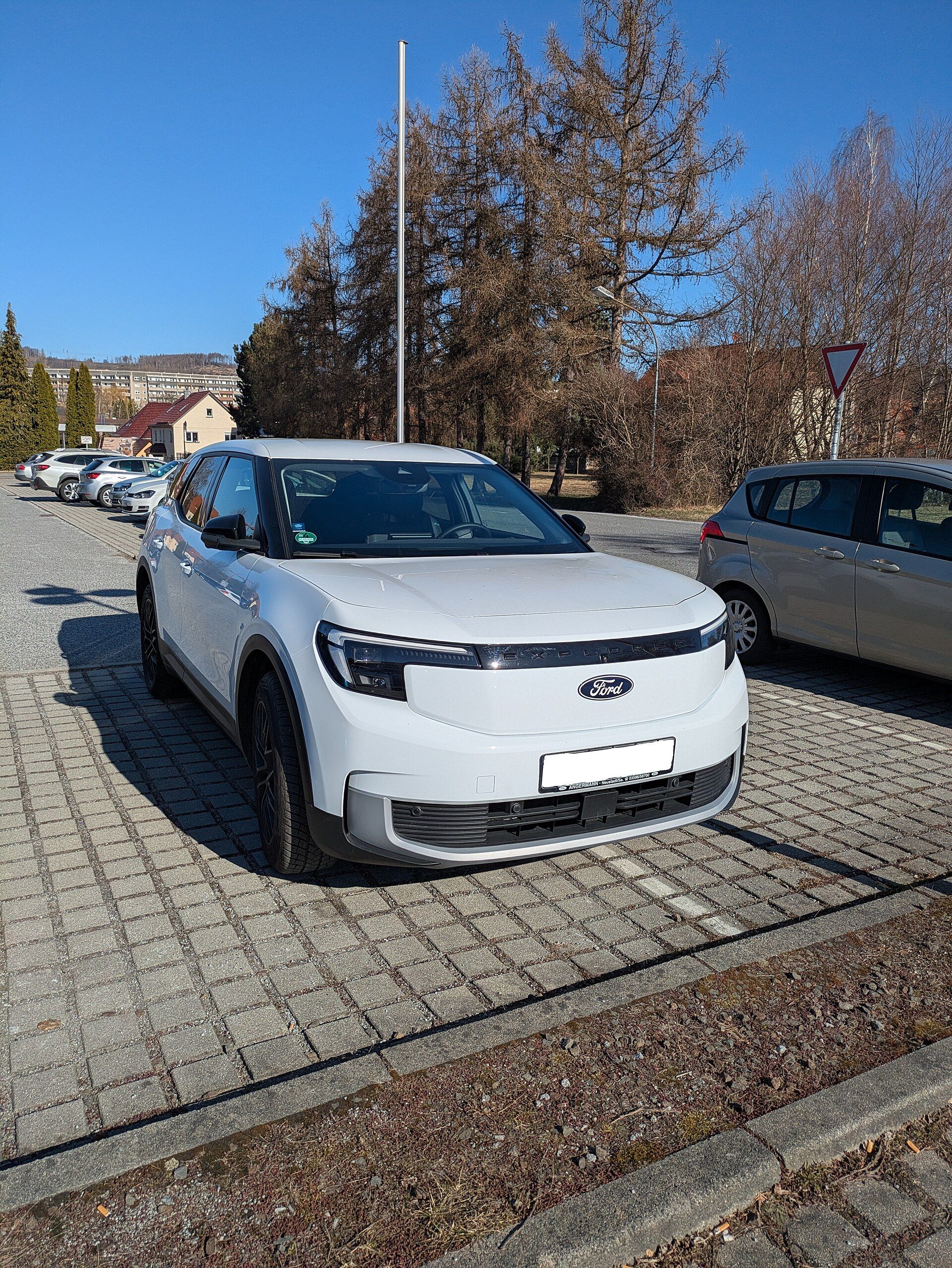 Beyaz Ford Explorer EV, ön çapraz görünüm