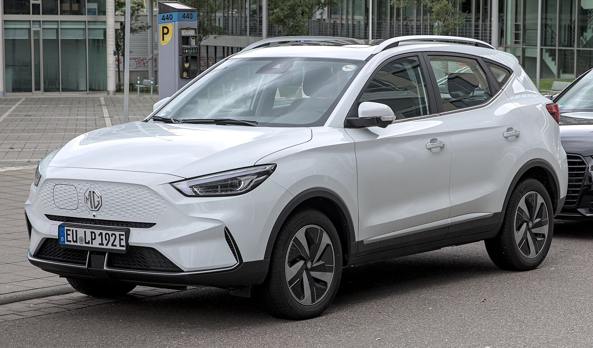 Makyajlı MG ZS EV (beyaz) yandan görünüm