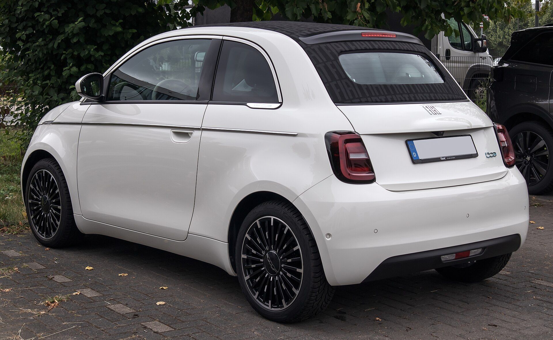Beyaz Fiat 500e Cabrio La Prima, arka üç çeyrek görünüm