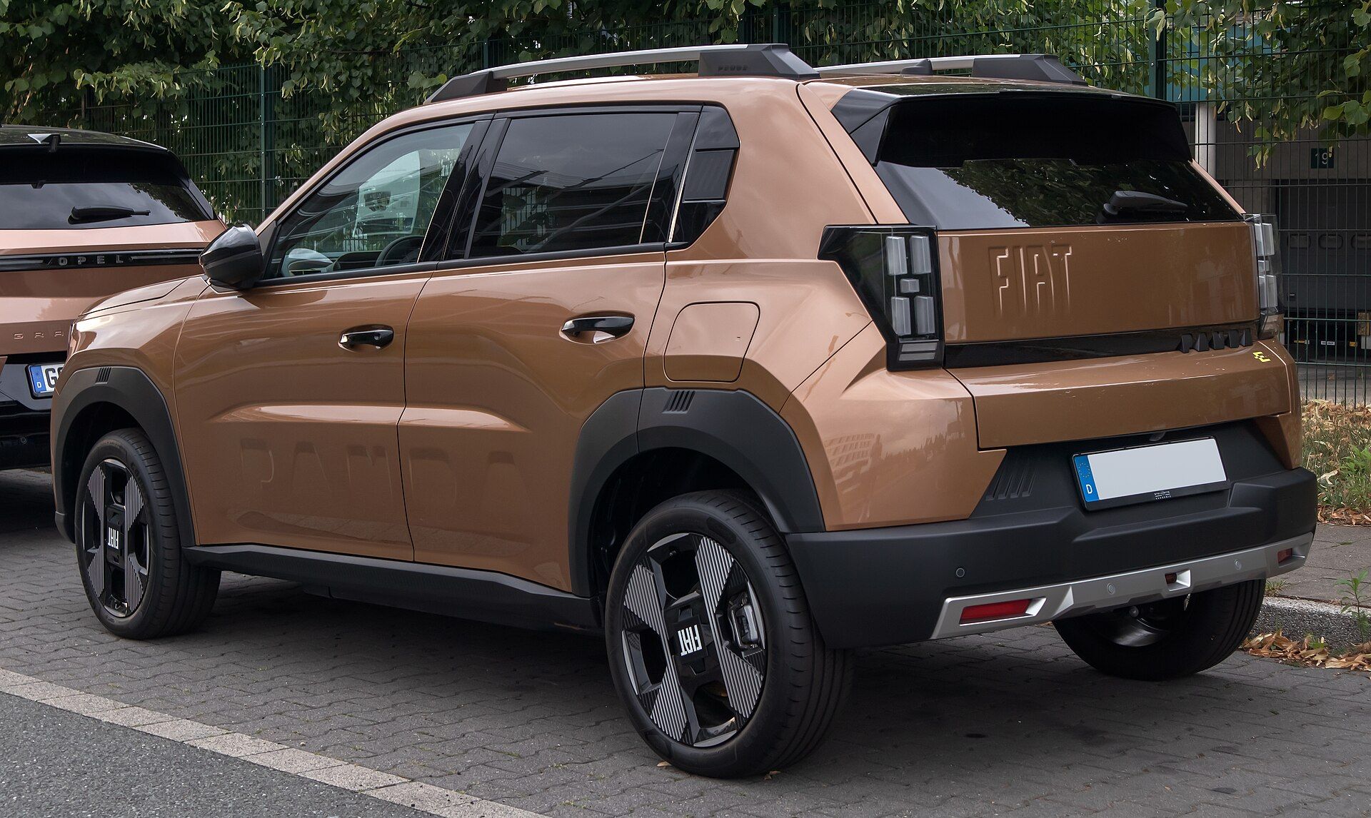 Bronz Fiat Grande Panda Elektrikli La Prima, arka üç çeyrek görünüm