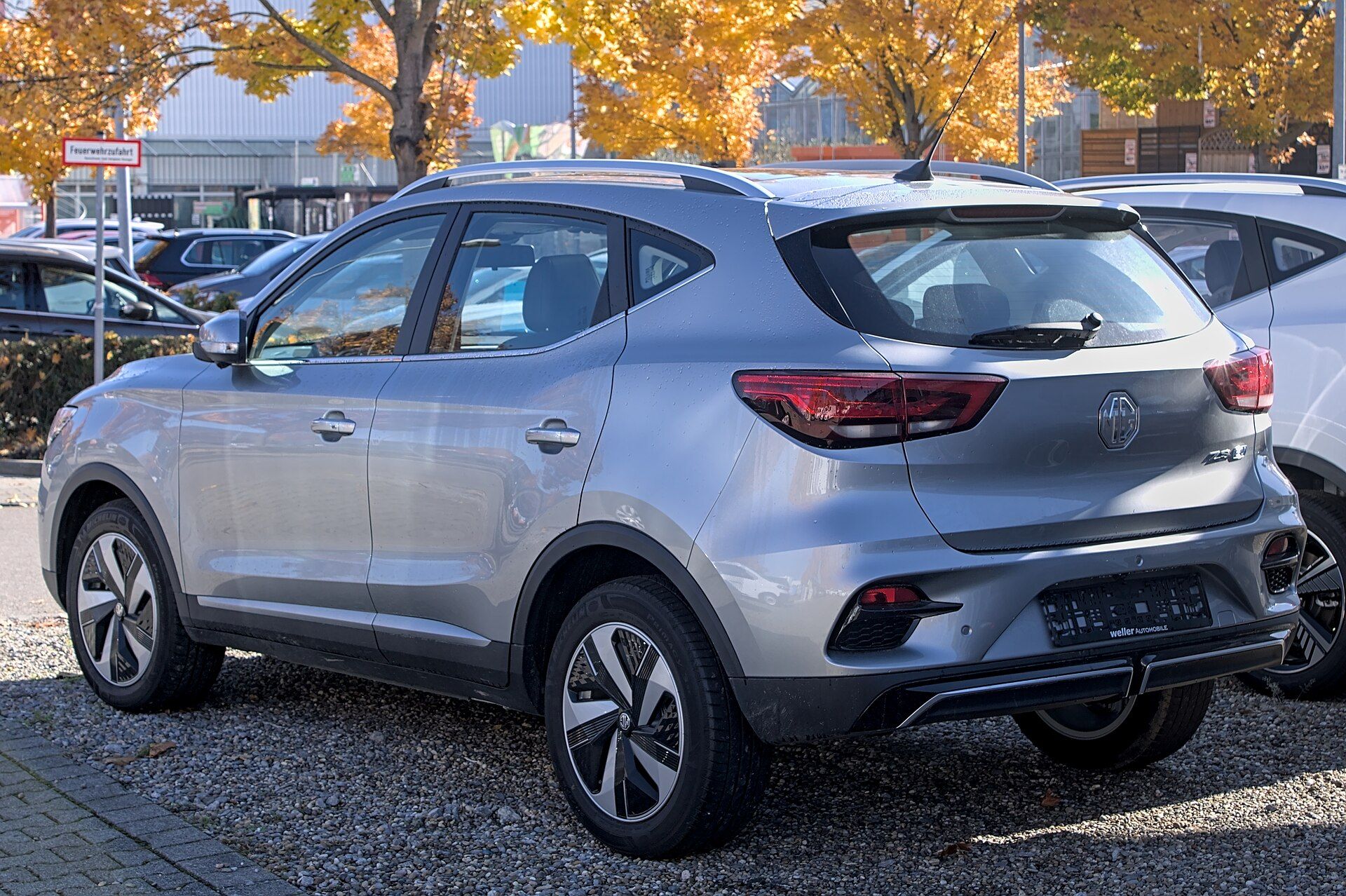 Makyajlı MG ZS EV arkadan üç çeyrek görünüm