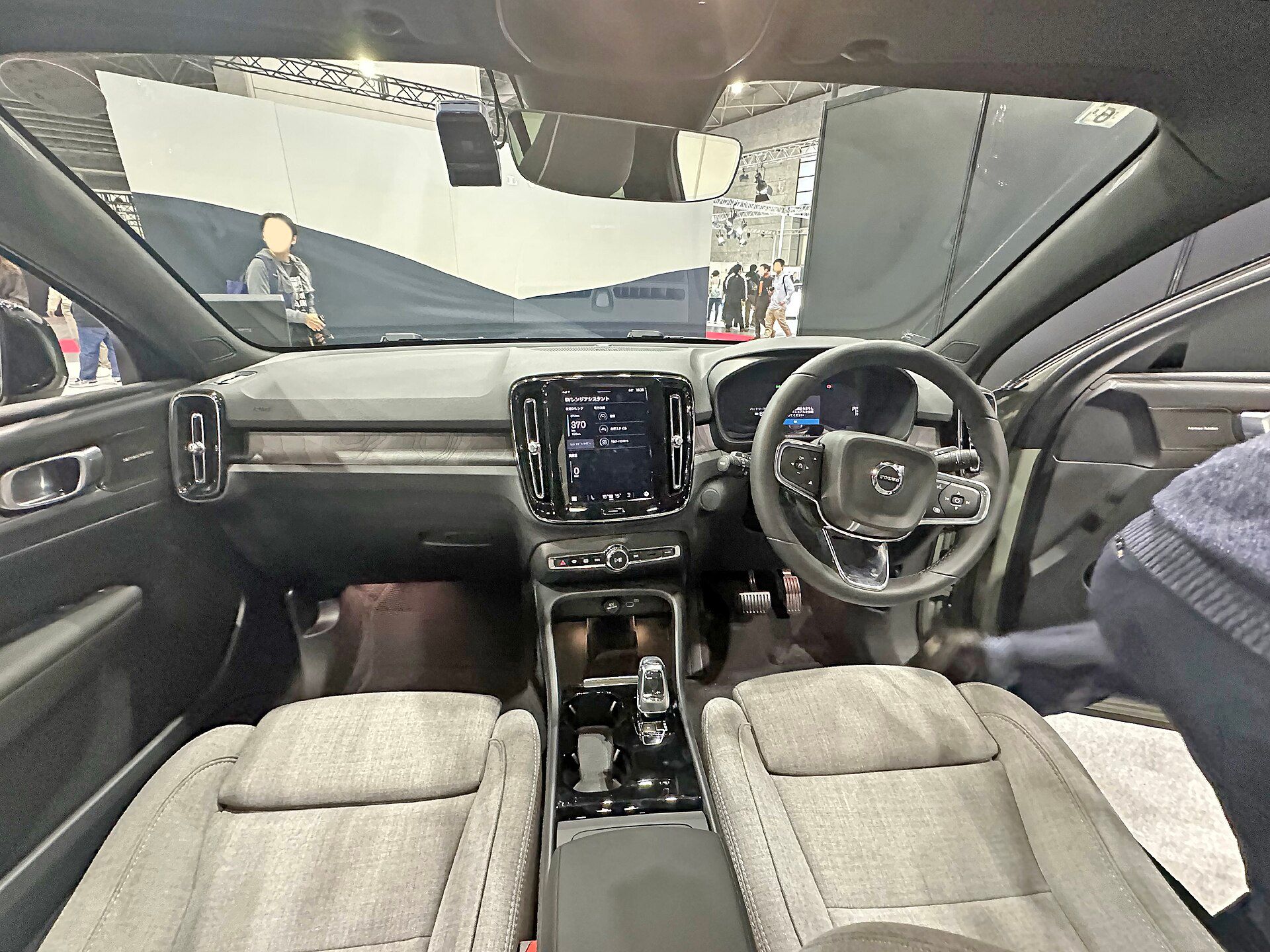 Volvo EC40 (facelift) önden görünüm, fuar standı