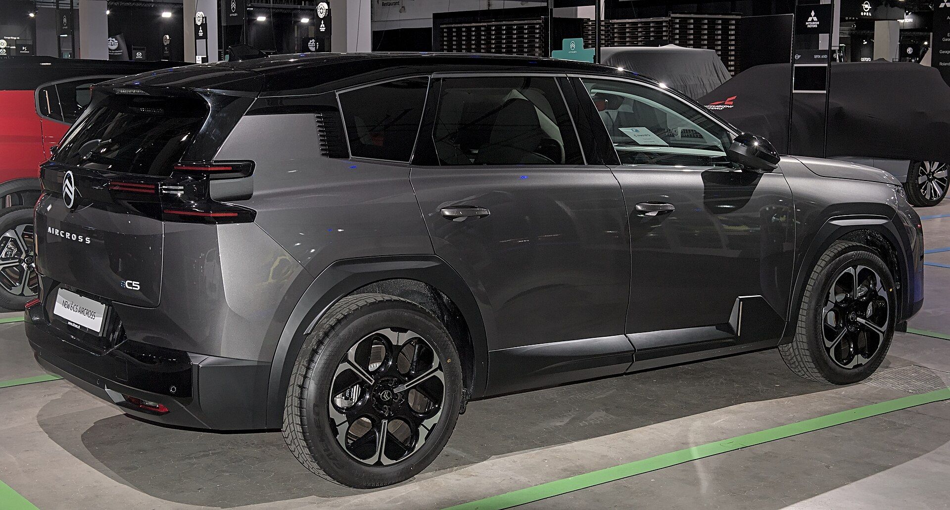 Gri Citroën ë-C5 Aircross, arka sağ çapraz görünüm