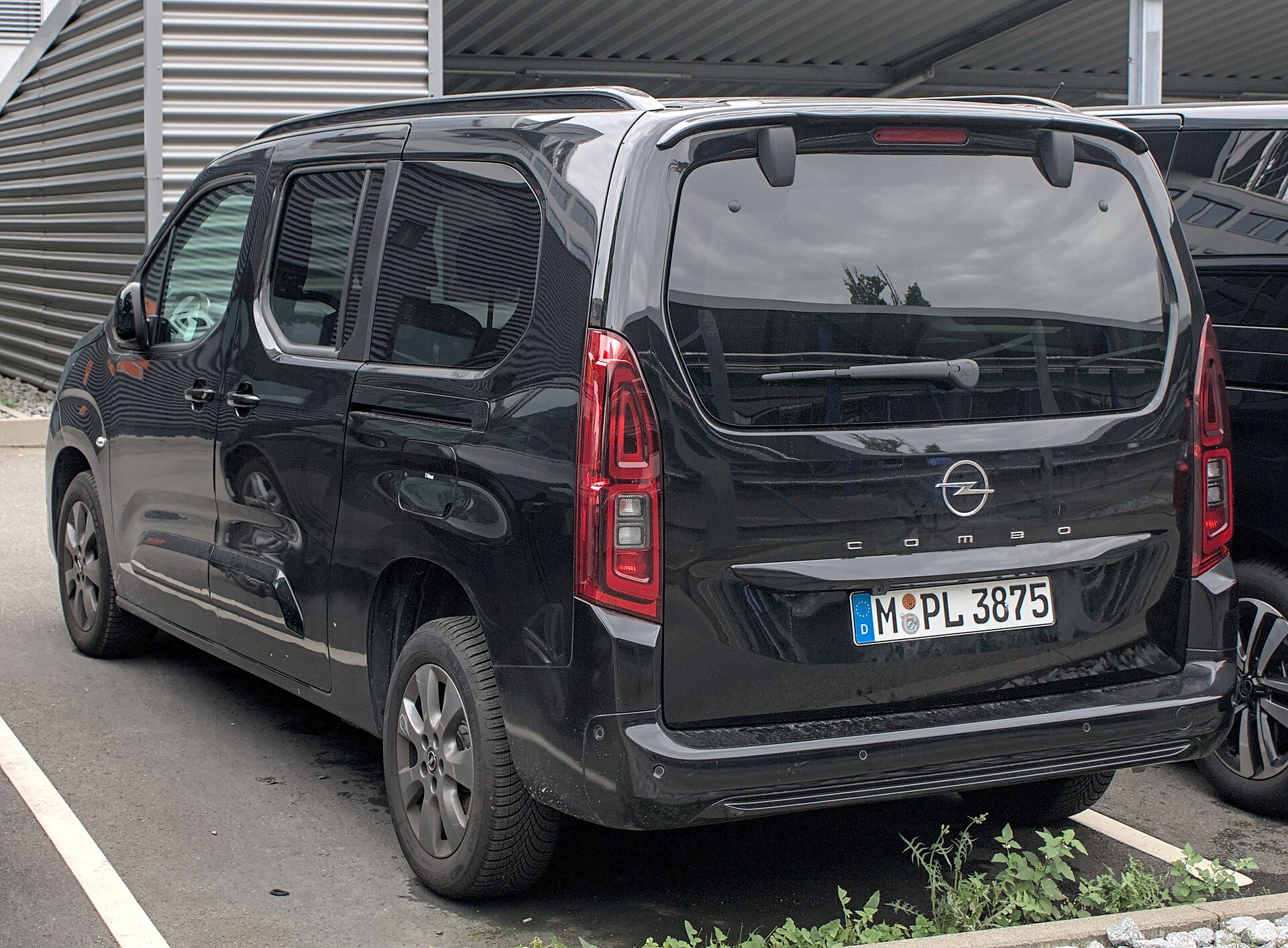 Opel Combo (2023 yüz güncellemesi sonrası kasa), yan/arka çapraz görünüm; gövde Combo Electric ile ortak