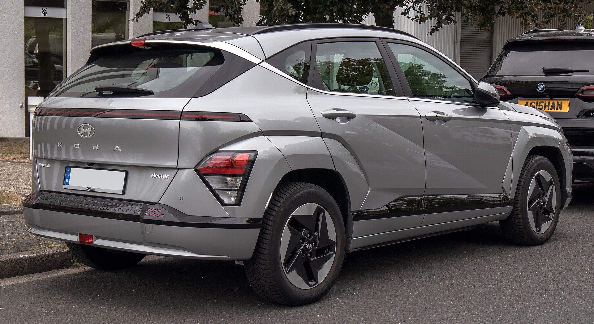 Gri ikinci nesil Hyundai KONA Elektrik, arka üç çeyrek görünüm