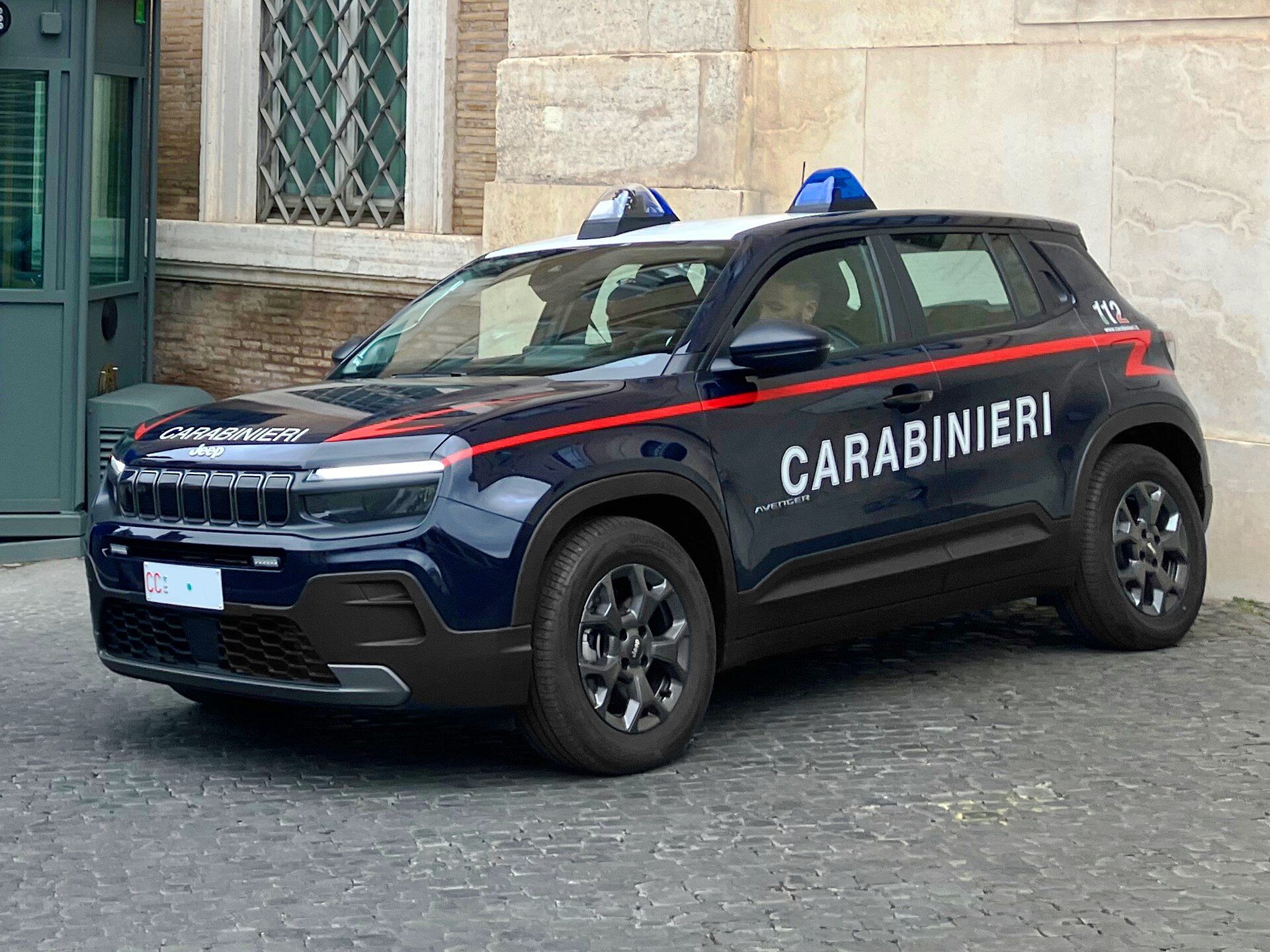 İtalyan Carabinieri'ye ait Jeep Avenger Electric, Roma sokaklarında gerçek kullanım görünümü