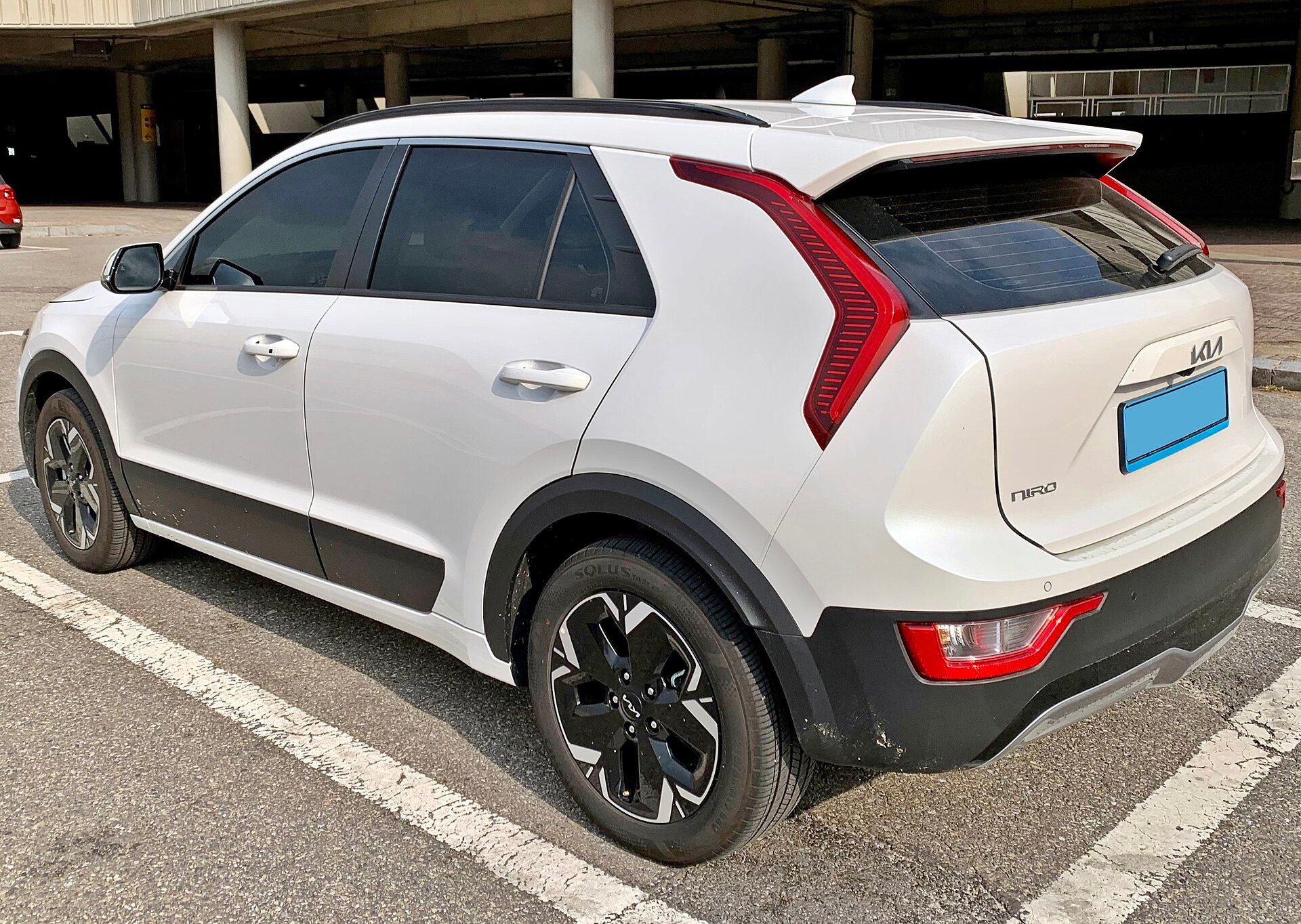 Kia Niro EV (2022, ikinci nesil) arkadan üç çeyrek görünüm