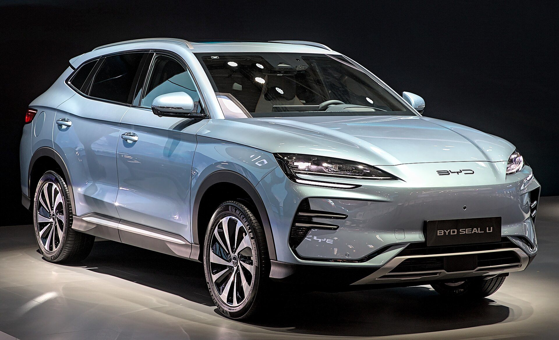 BYD Seal U, IAA 2023 fuar standında ön çapraz görünüm