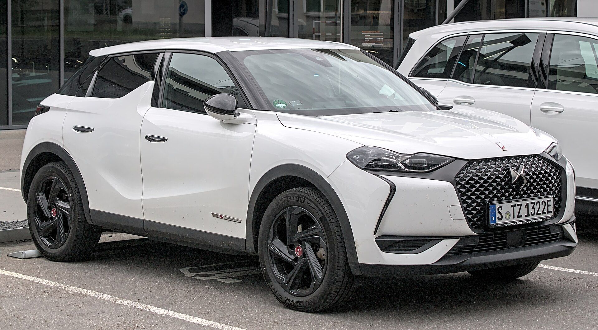 DS 3 (2023 makyajlı nesil), ön çapraz görünüm — dosya adında 'Crossback' geçse de görsel olarak yeni (Crossback ekisiz) nesil doğrulandı