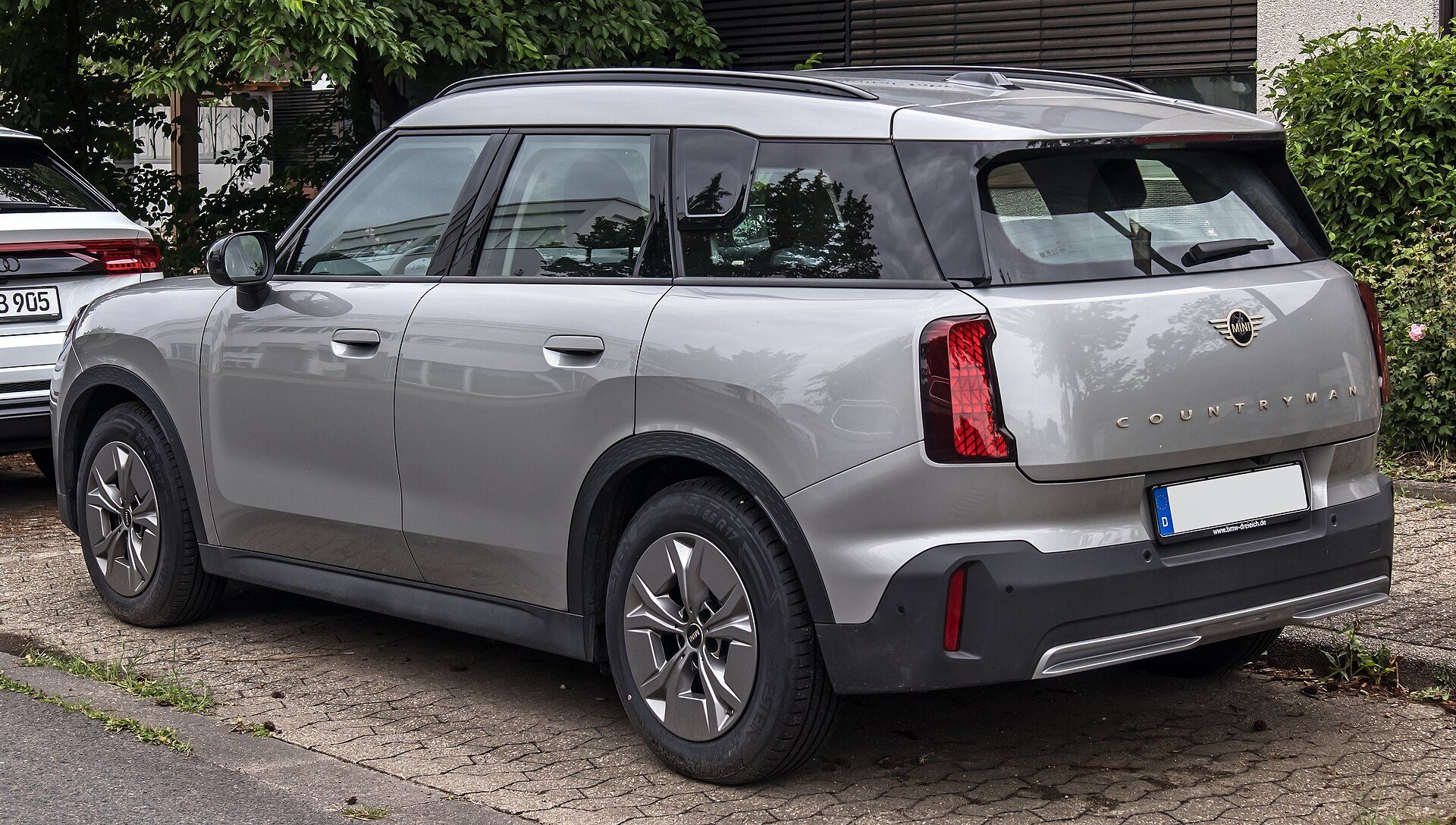 Gri MINI Countryman E (U25), arka sol çapraz görünüm