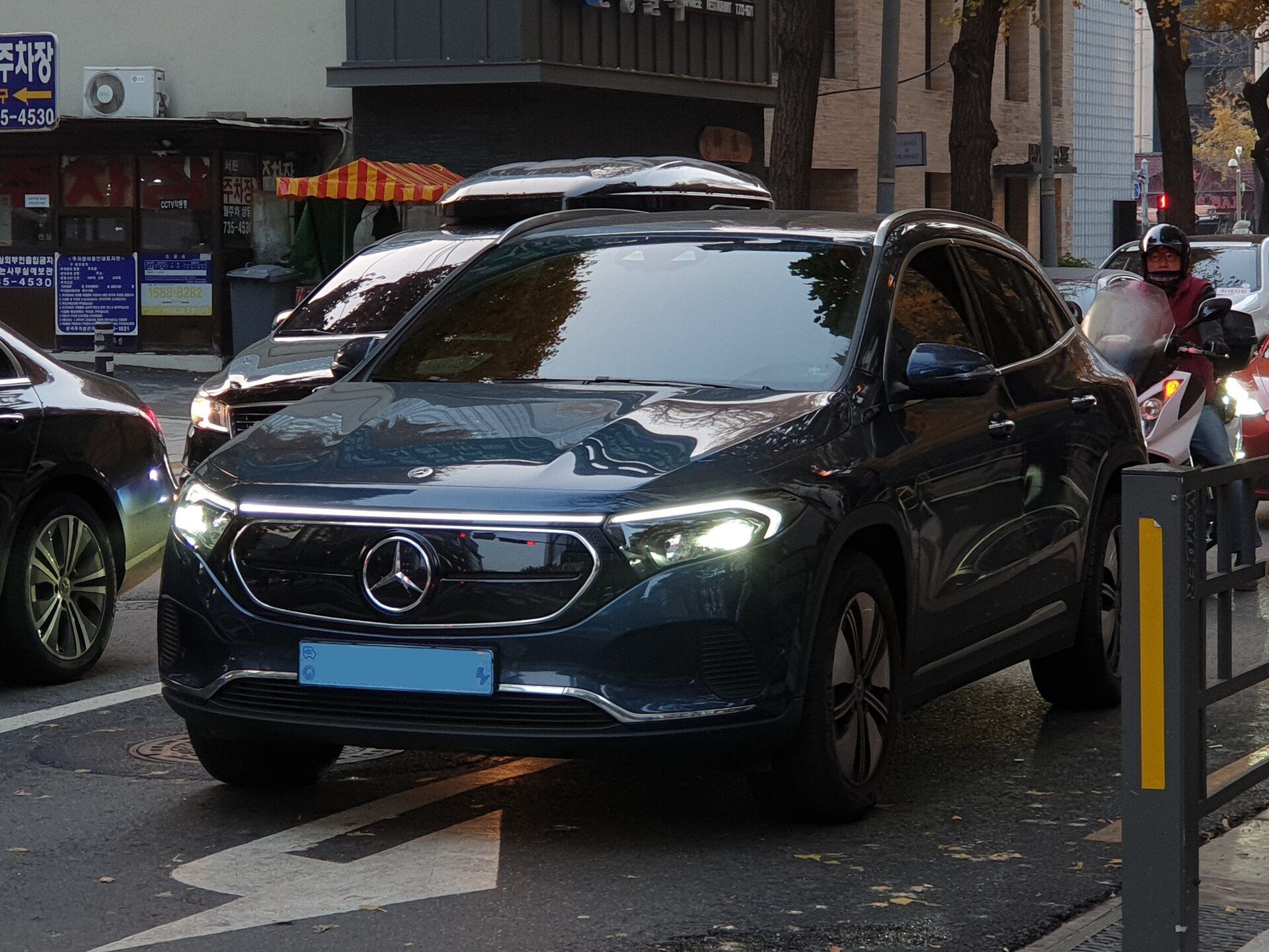Mavi Mercedes-Benz EQA AMG Line, önden görünüm