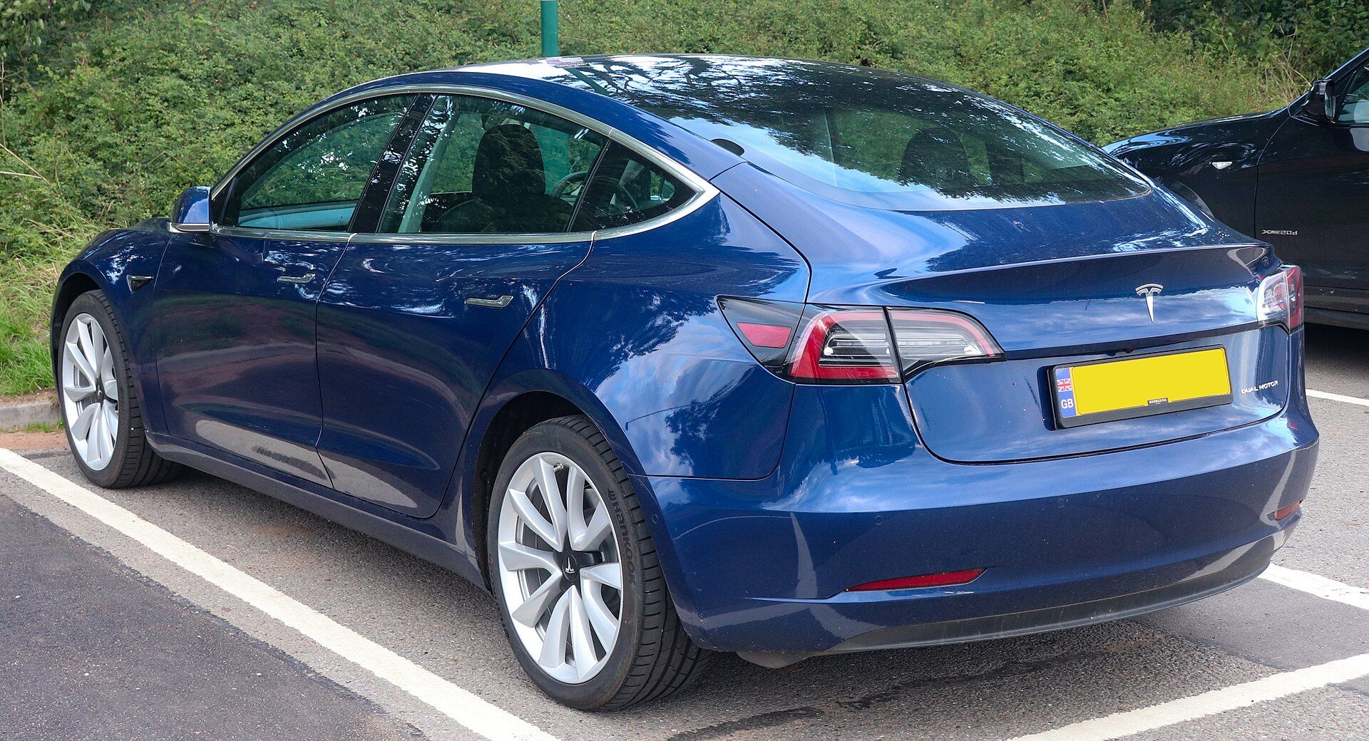 Mavi 2019 Tesla Model 3 Long Range AWD, arka çapraz görünüm