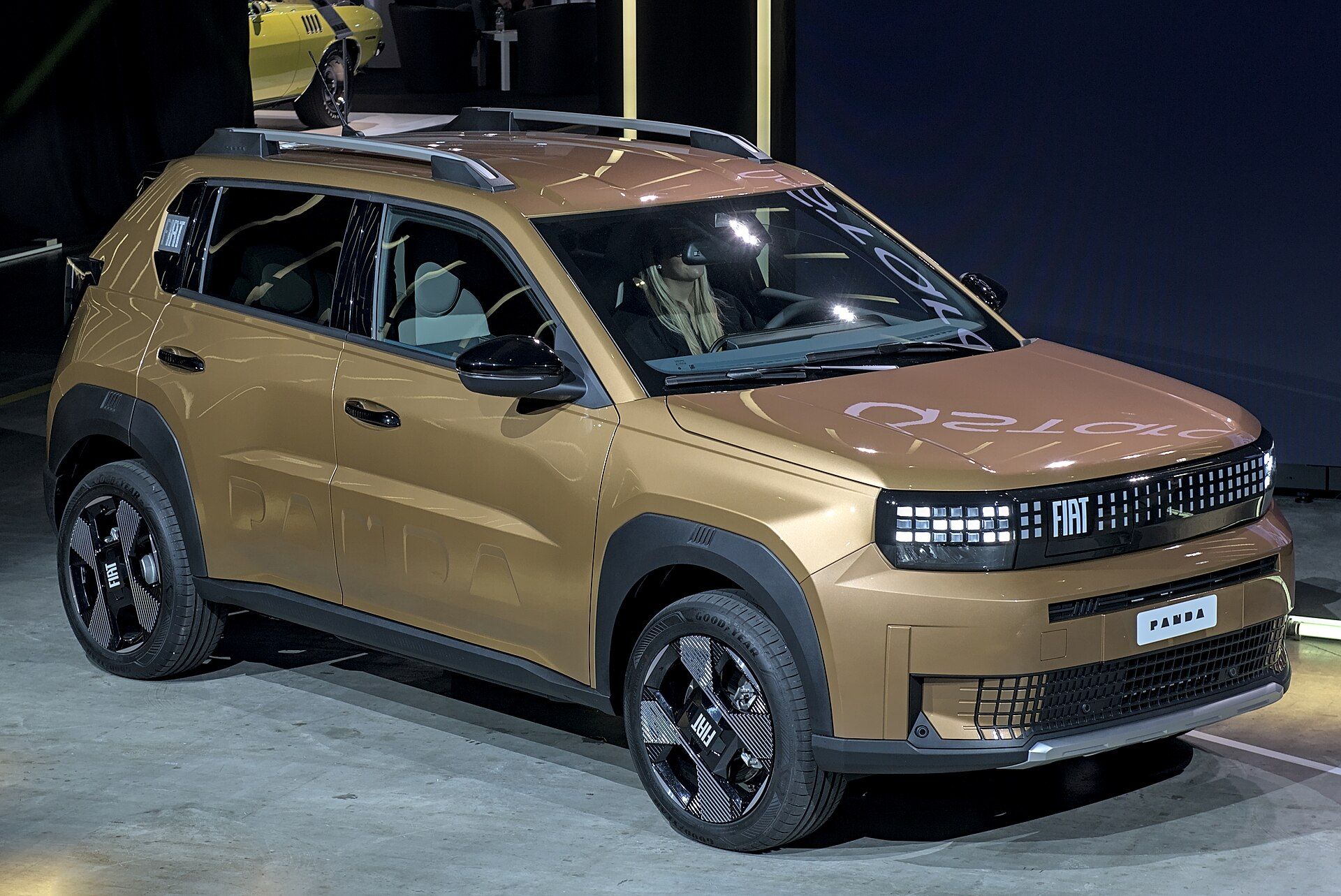 Bronz Fiat Grande Panda Elektrikli, ön üç çeyrek görünüm (Auto Zürich 2024)