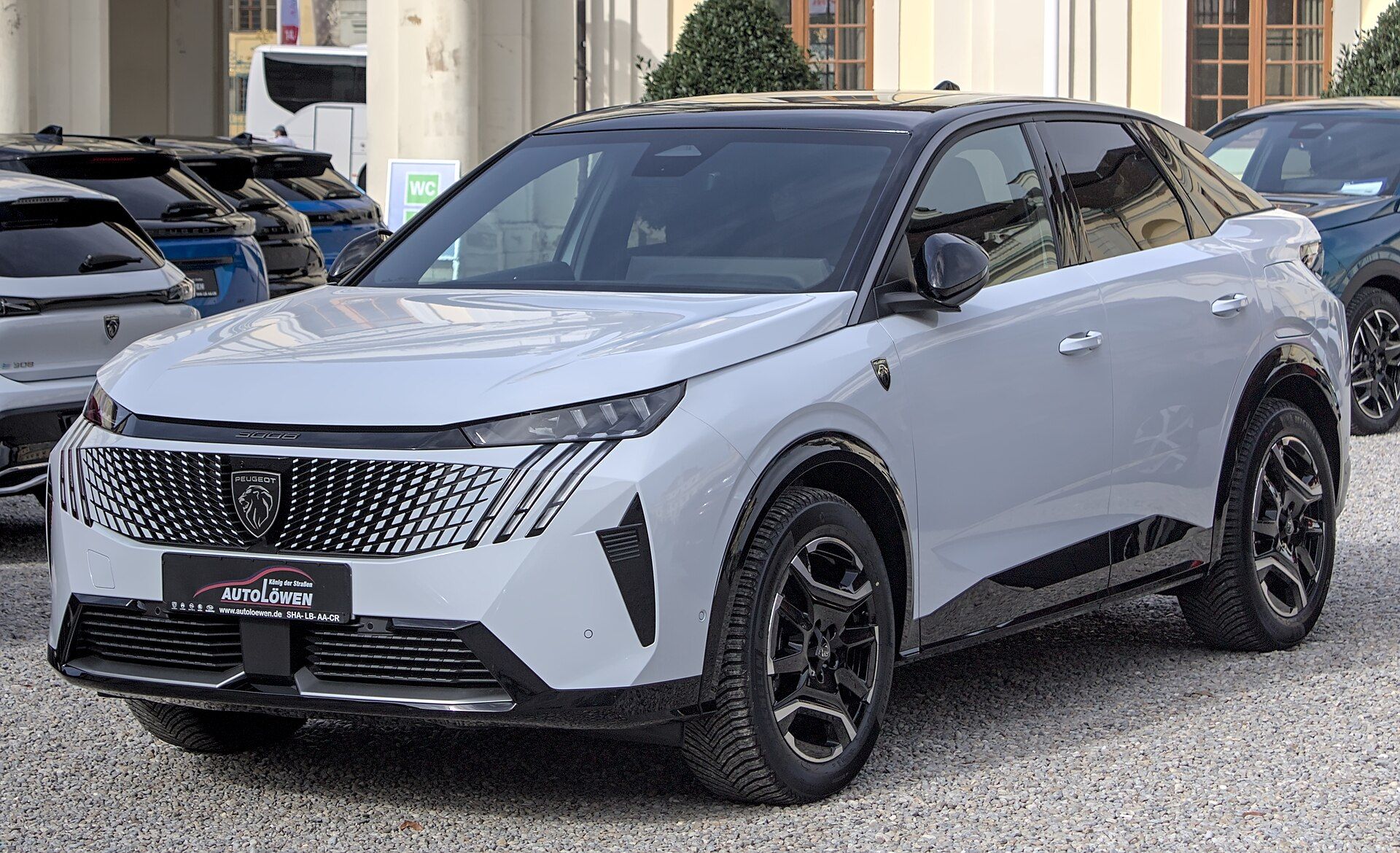 Beyaz Peugeot E-3008, ön çapraz görünüm; Ludwigsburg 2024