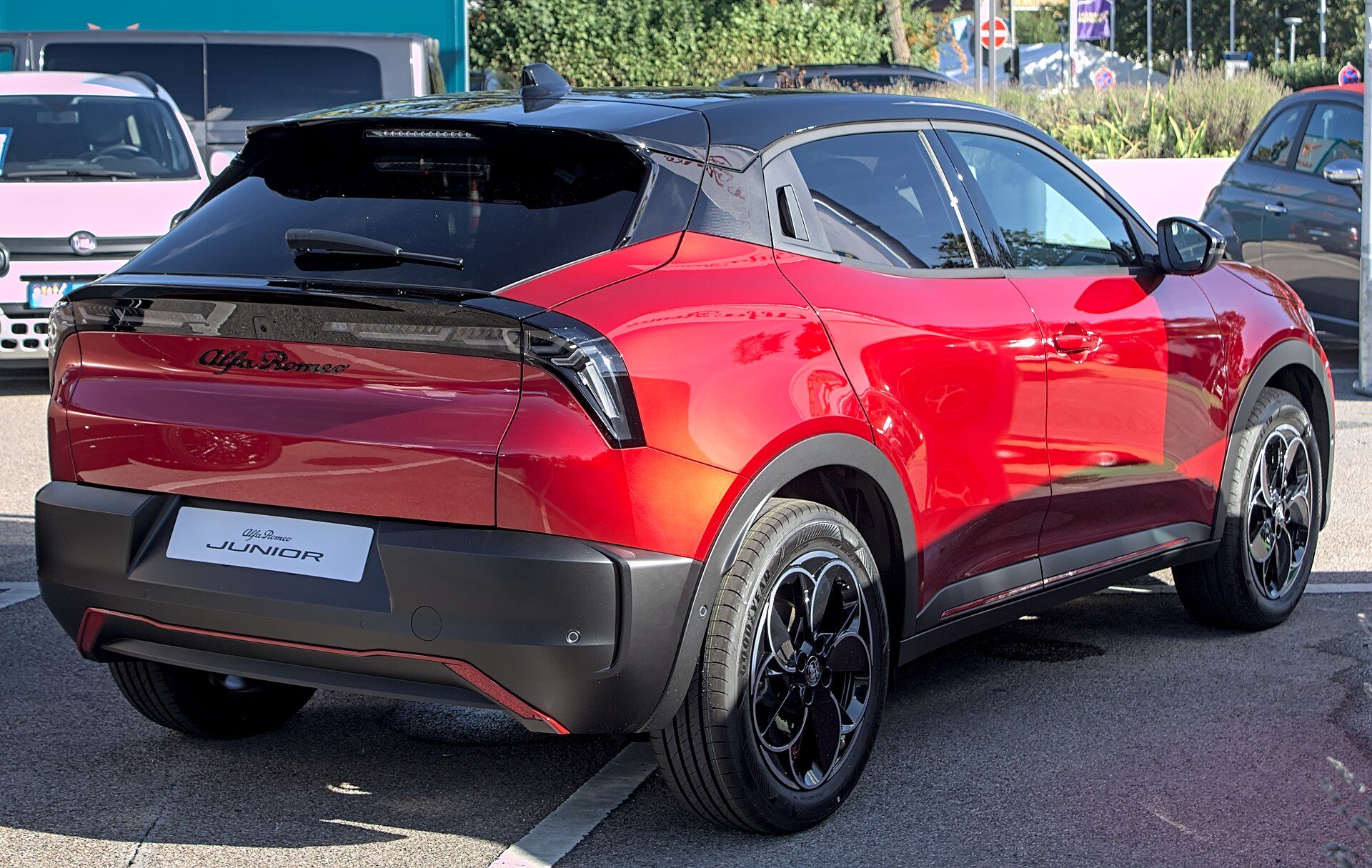 Alfa Romeo Junior Elettrica Speciale, Leonberger Autoschau 2024 fuarında ön çapraz görünüm, 'JUNIOR' yazılı plakalık ile