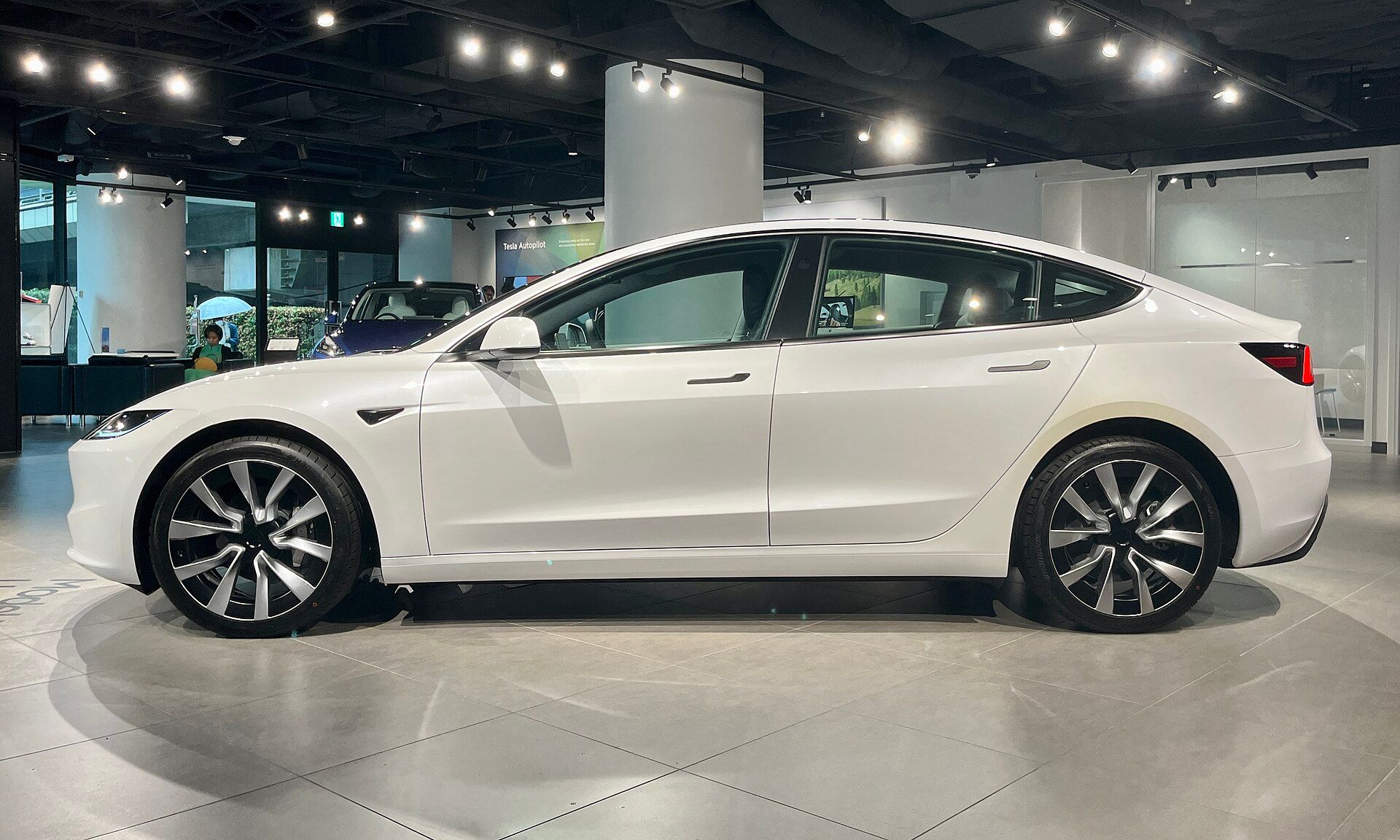 Beyaz Tesla Model 3 Long Range (Highland), yandan görünüm