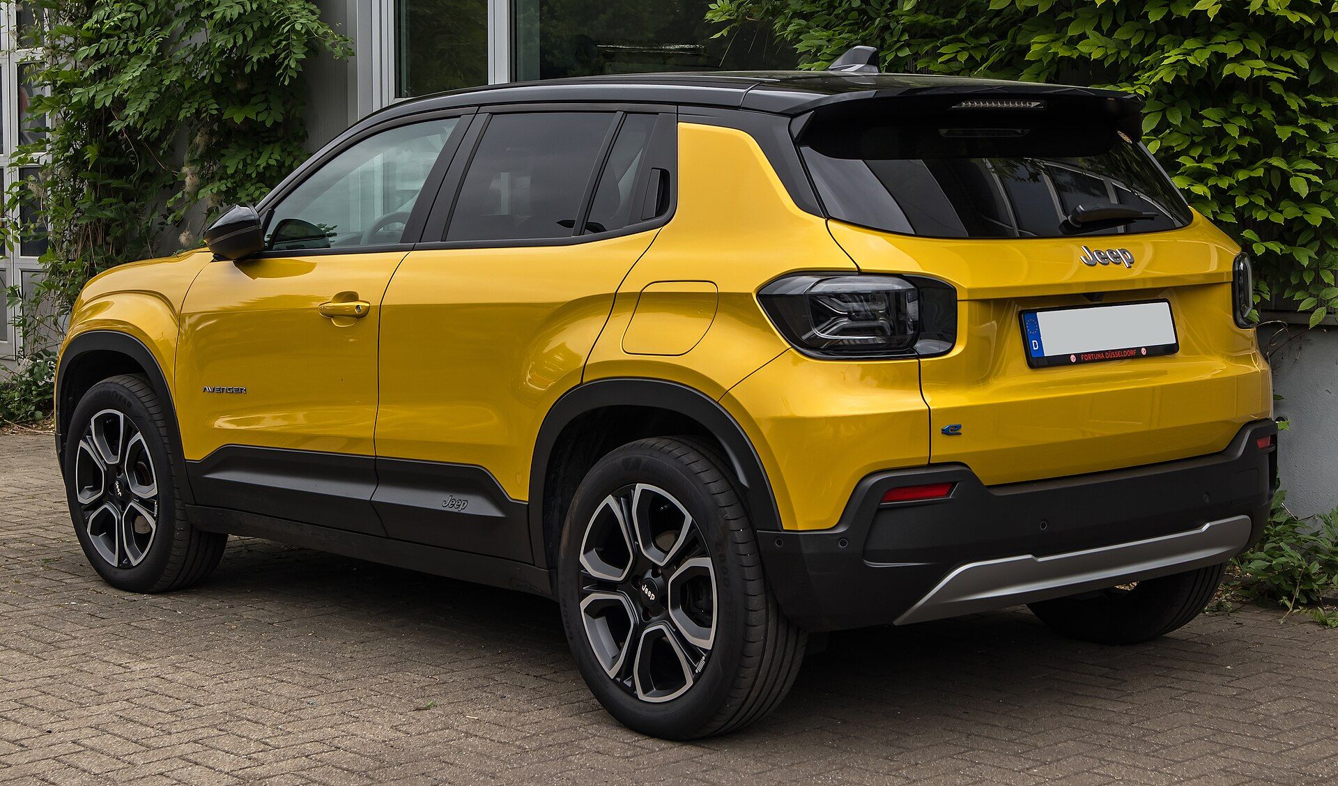 Jeep Avenger Electric (Summit), yandan/arka çapraz görünüm