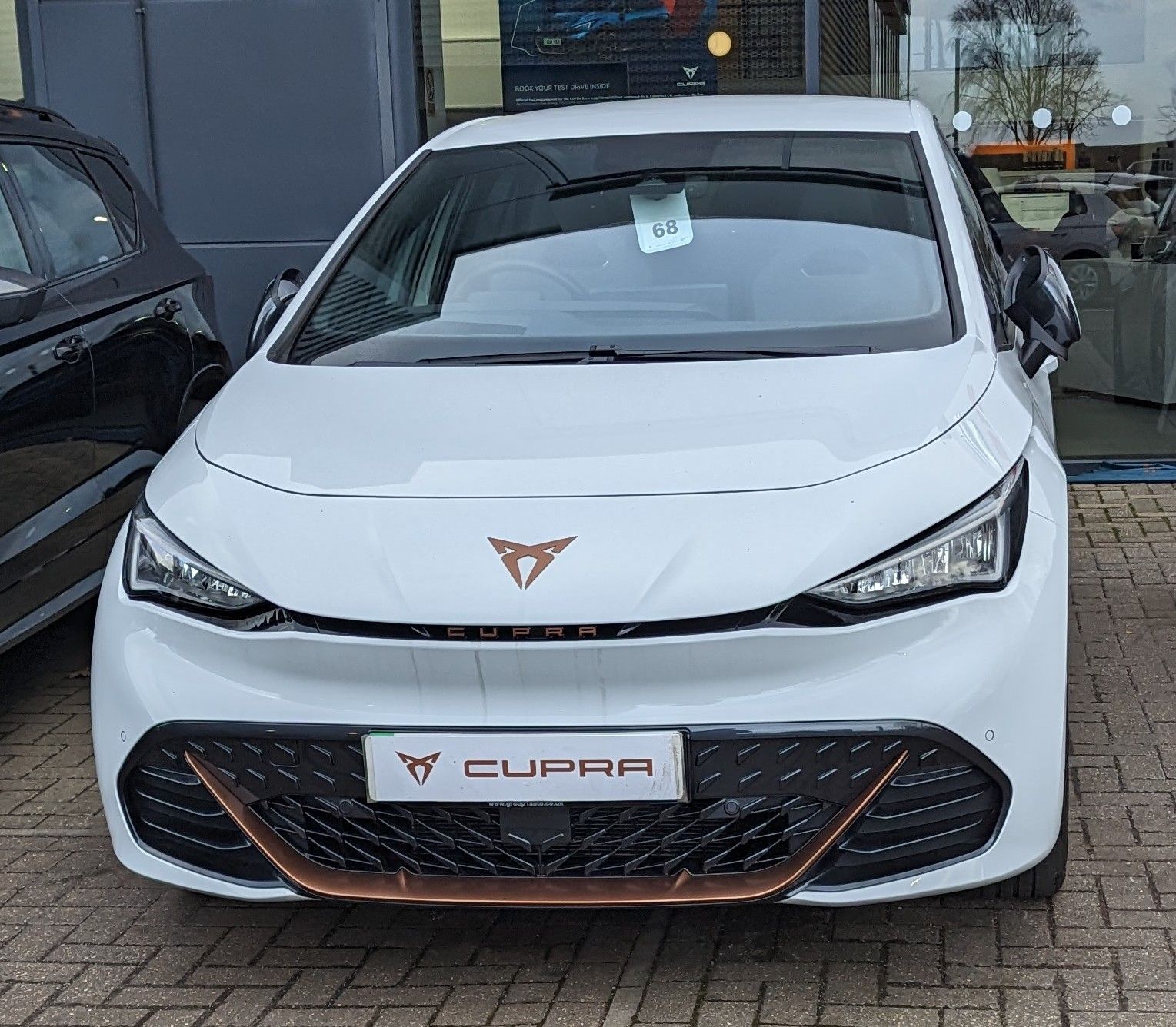 CUPRA Born yandan görünüm