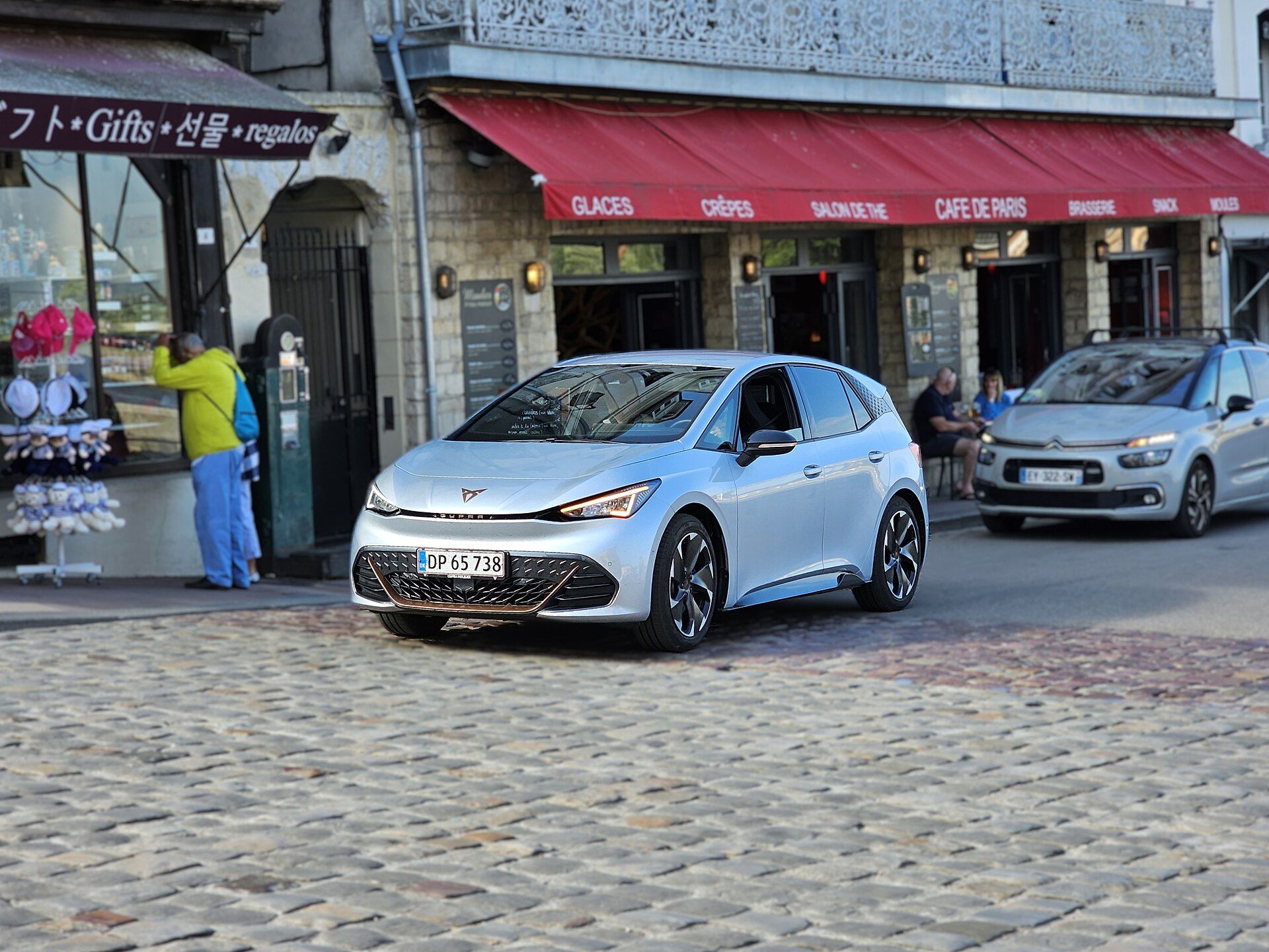 CUPRA Born gümüş renk, önden görünüm