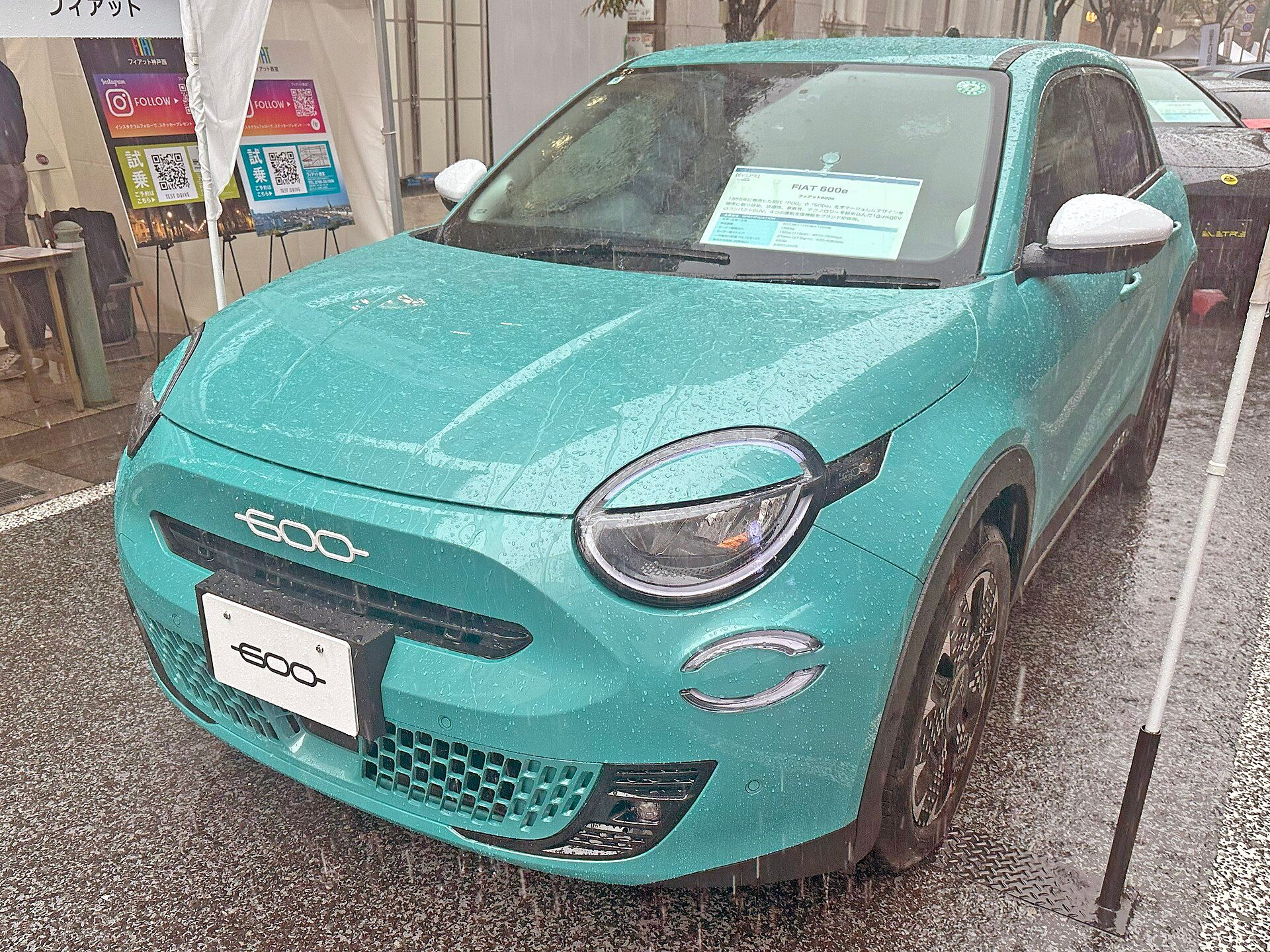 Yeşil Fiat 600e La Prima, ön görünüm