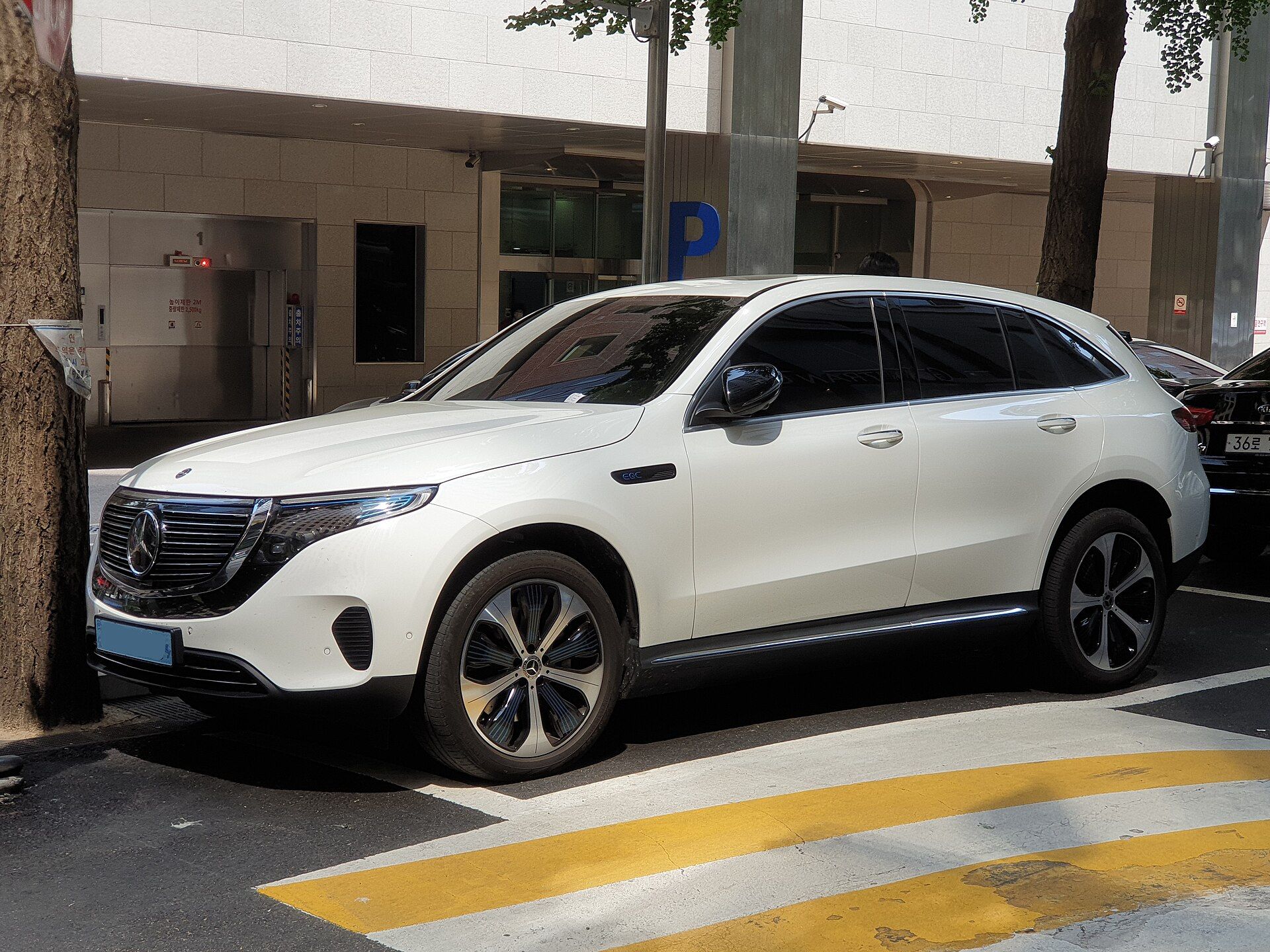 Beyaz Mercedes-Benz EQC 400 4MATIC, ön çapraz görünüm