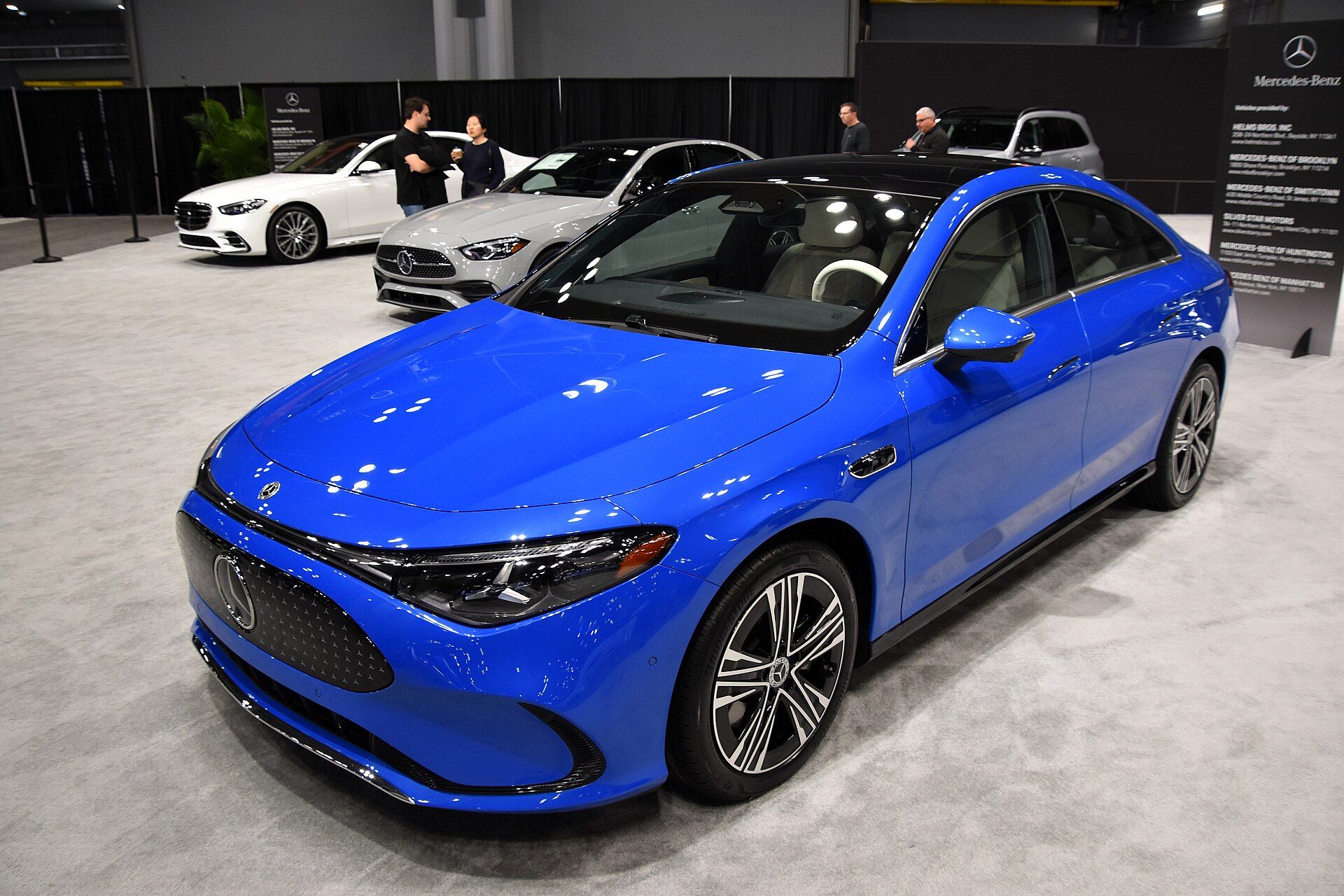 Mavi elektrikli Mercedes-Benz CLA 250+, ön çapraz görünüm