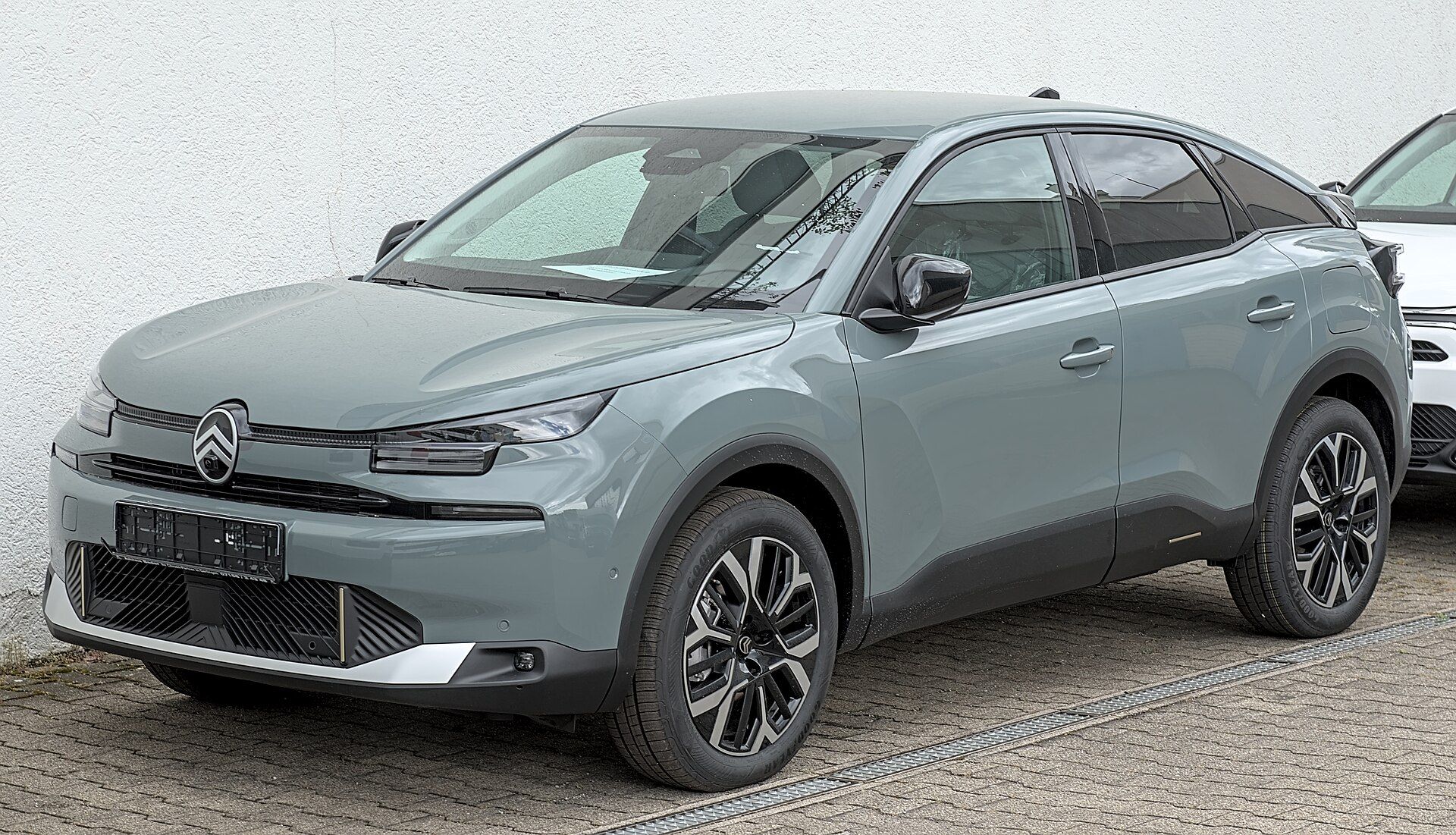 Gri makyajlı Citroën C4 (2025), ön sol çapraz görünüm