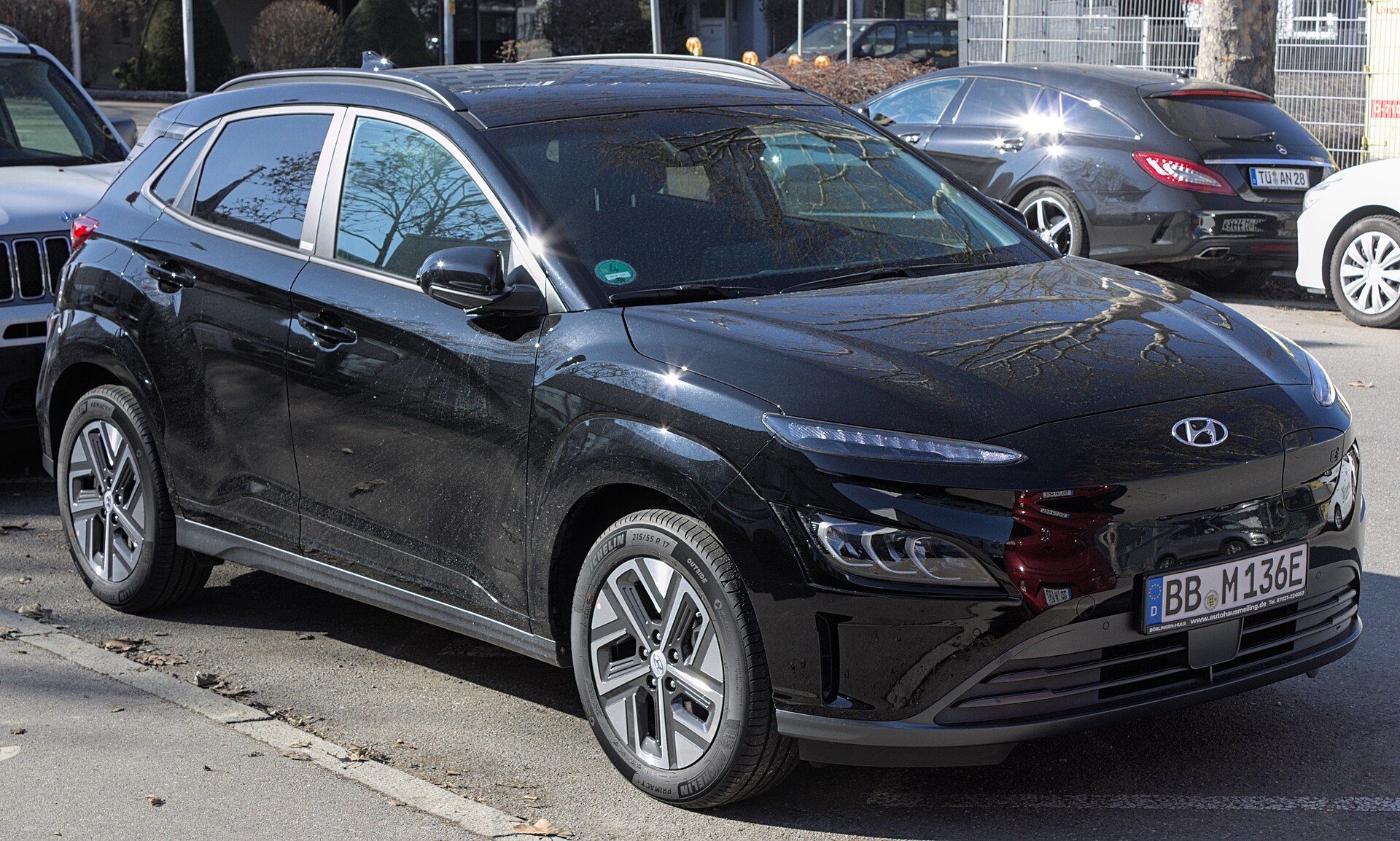 Siyah makyajlı birinci nesil Hyundai KONA Elektrik, ön üç çeyrek görünüm